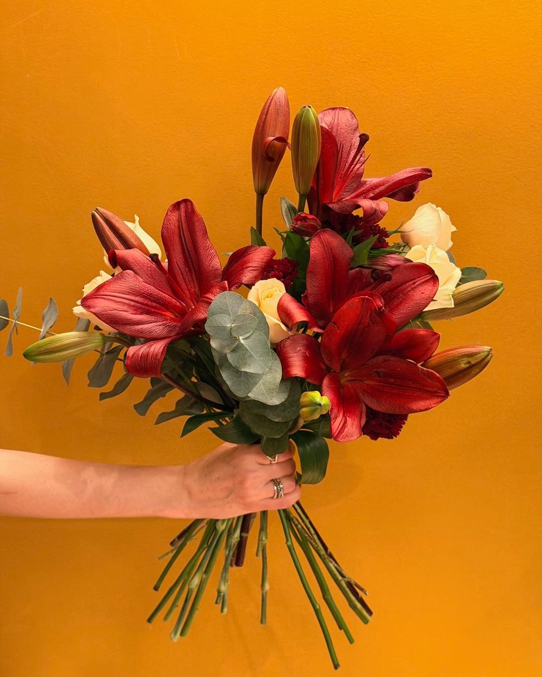 A beleza e sensualidade dos lírios em tom de marsala dão origem à coleção Love Floats, dedicada aos corações apaixonados ❤️ Nesse buquê, eles se contrastam com as rosas champagne, resultando em um presente sofisticado, elegante e original.
Faça a sua encomenda e conheça o catálogo no link da nossa bio.
#presenteromantico #presenteparanamorada
#buqueromantico #lirios #floresnaturais