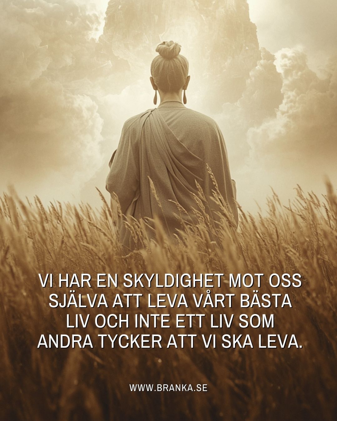 Många människor lever större delar av sina liv utifrån andras förväntningar. Vad man borde göra. Hur man borde vara. Vad som anses tryggt, rimligt eller accepterat. Men själen fungerar inte så. Förr eller senare börjar någonting inom oss reagera när vi lever för långt ifrån vår egen livsväg. Det kan visa sig som trötthet, rastlöshet, tomhet eller en känsla av att livet saknar mening, trots att allt på ytan kanske ser rätt ut.
Vi är inte här för att förminska oss själva för att passa in i andras bild av vilka vi borde vara. Vi är här för att växa, utvecklas och leva i samklang med det som känns rätt på djupet. Det betyder inte att vägen alltid är enkel. Att välja sitt eget liv kräver ofta mod. Mod att lyssna inåt. Mod att sätta gränser. Mod att göra val som andra kanske inte förstår. Men varje gång vi väljer oss själva framför rädsla, skuld eller andras förväntningar, tar vi ett steg närmare det liv vi egentligen är här för att leva.
Och kanske är det just det som den här märkliga tiden vi lever i försöker lära oss.
Branka
www.branka.se