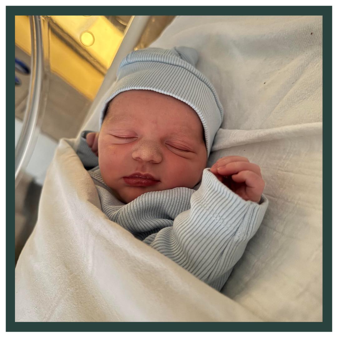 WELKOM LIO! 🩵
Op 3-5-2026 om 22.24 mochten Kaylee en Pieter kennis maken met hun zoon Lio! Hij werd geboren bij 38 weken en 1 dag en woog 3420 gram.
Bij Kaylee begon de bevalling met het breken van de vliezen 💦. In de vroege uurtjes hadden ze contact met Celeste om de kleur van het vruchtwater te checken, deze was gelukkig helder, dus het was wachten op de weeën. 🕐 Gedurende de dag heeft Celeste contact gehouden met Kaylee en Pieter en rond 17.00u begonnen de weeën goed door te zetten. Celeste ging op huisbezoek. 🏠Daar bleek dat Kaylee ook al wat ontsluiting had en dat het tijd was om naar het kraamhotel te gaan, een autorit waar Kaylee best tegenop zag 🚗.
In het kraamhotel nam Zoë meteen de dienst over en konden ze eerst even rustig bijkomen op de kamer, blij dat ze er waren. Kaylee vond de weeën best pittig dus het bad werd klaargemaakt in de hoop dat dit wat meer ontspanning zou geven. 🛁Na een paar weeën in bad wilde Kaylee toch graag iets tegen de pijn, de weeën waren te pittig. Kaylee had nog steeds 4cm dus na overleg met het ziekenhuis mochten we die kant op komen (de verloskamers zitten in de gang tegenover het kraamhotel dus dit was gelukkig een korte rit met bed over de gang 🛏️). Tijdens het hartfilmpje werden de weeën steeds pittiger en toen de klinisch verloskundige even later binnenkwam had Kaylee al bijna 10 cm ontsluiting! 😱 Logisch dat die weeën zo pittig waren, het ging super snel! Gezien de snelheid moest Kaylee even schakelen, want pijnstilling ging hem niet meer worden, Lio had haast! Niet veel later konden we tijdens een wee al wat haartjes tevoorschijn zien komen. 2 weeën later was Lio daar! 👶🏻 Na de bevalling verloor Kaylee best wel wat bloed en moest het ziekenhuis toch nog even in actie komen, maar na het toedienen van extra medicatie stopte dit gelukkig snel en konden Kaylee & Pieter heerlijk genieten van hun zoon. Ze mochten een nachtje bijkomen op de kraamafdeling en konden daarna lekker naar huis 🏠.
Lieve Kaylee en Pieter, van harte gefeliciteerd met de geboorte van jullie zoon! Wij wensen jullie veel geluk toe en zien jullie graag terug bij de nacontrole. Veel liefs, Team LEV🤎
#verloskundigenlev #levbaby