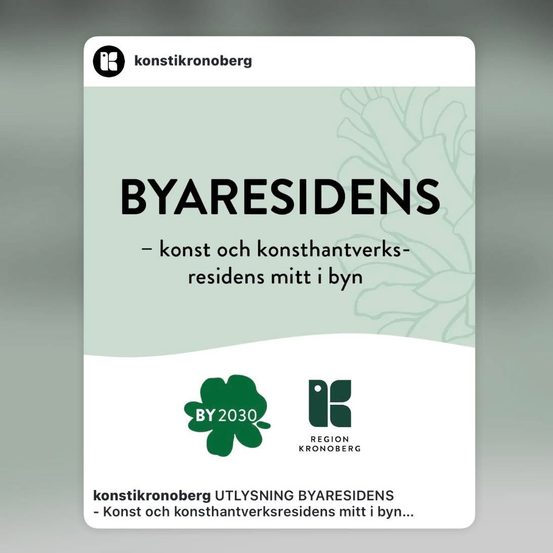 Inlägg delat från @konstikronoberg :
-------
" UTLYSNING BYARESIDENS
- Konst och konsthantverksresidens mitt i byn
Byaresidens är ett residensprogram planerat i två av Kronobergs byar, Älghult och Rävemåla, under hösten 2026. Residenset riktar sig till professionella konstnärer och konsthantverkare boende i någon av regionerna Kronoberg, Skåne, Halland, Jönköping, Blekinge eller Kalmar. Residenset bygger på samverkan med civilsamhället.
Med Byaresidens vill vi introducera samtida konst och hantverk/slöjd på en plats som inte har tillgång till utställningar eller konstnärliga gestaltningar i den egna livsmiljön.
Konstnärens arbete ska bidra till möten mellan människor för en gemensam undersökning. Varje residens utgår från den specifika byn och de som lever där. På så vis blir varje Byaresidens också unikt. Residens erbjuds till en konstnär/konsthantverkare per by.
Byaresidens bygger på samverkan med civilsamhället, föreningar och/eller skolor. Den konstnärliga praktiken sätts i relation till samverkan, snarare än materiell konstnärlig produktion. Residenset pågår under hösten 2026 och upplägg sker i samråd med projektledare. Residenset innebär minst 12 dagars arbete på plats som planeras i samråd med projektledare. Boende ordnas lokalt i samråd med projektledare. Residenset förväntas mynna ut i någon form av publikt program eller avtryck i samverkan med byn. En projektledare från BY2030 kommer att finnas med som ett stöd genom hela residenset.
Byaresidens genomförs i samverkan mellan Bild och form Kronoberg och BY2030 med ekonomiskt stöd från Region Kronoberg och Kulturrådet. Byaresidens samarbetar med Konstfrämjandet Småland och Smålandstriennalen.
Läs mer om Byaresidens och ansök på www.konstikronoberg.se (länk i profil @konstikronoberg). Vi vill ha din ansökan senast 14 juni! "
-------------