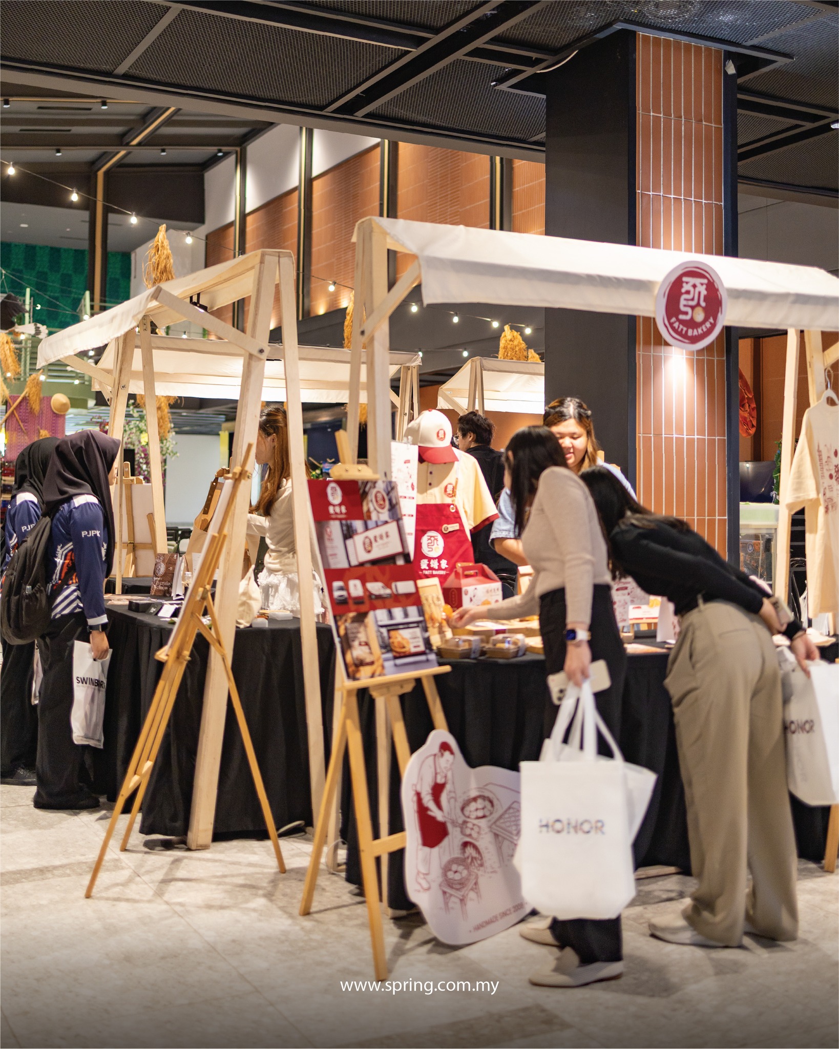 This weekend, explore @swinburnesarawak’s GradX at the Second Floor from 12–14 June. Discover students’ final-year projects, meet the creators behind the works, and celebrate their creativity, passion, and achievements.
📍 Second Floor
#GradX #SwinburneSarawak #CampusDay #TheSpringKCH