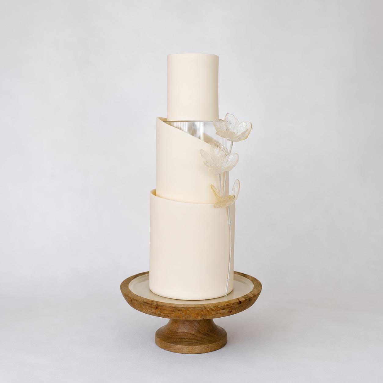 A little favourite cake of mine from an expo cake collection I did back in 2024 at the @sheratongcweddings
I was testing out a new technique with Isomalt and my flower petal press they turned out so cute but by the end of the event they were getting sticky so definitely more learning needed with Isomalt and Australian weather!!
Also I slightly over heated the last few petals which turned it a caramel colour so note to self haha.
I definitely love using Expos are learning opportunities to better my skills and try new designs!!
#isomaltflowers #goldcoastweddingcake #kaikaicakery #weddingcakeideas #edibleflowers