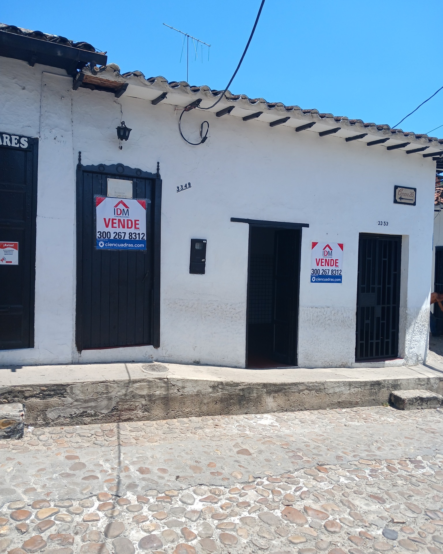 🏡¡Oportunidad de inversión en el corazón de Girón!
¿Busca una propiedad con excelente ubicación y potencial comercial? Esta casa con local en el centro de Girón es ideal para vivir, emprender o invertir.
📍Ubicación privilegiada, a pocos metros del parque principal.
Características:
✅Local comercial independiente con baño
✅3 habitaciones amplias
✅1 baño familiar
✅Cocina tradicional de gran tamaño
✅Patio amplio con jacuzzi en la zona central
✅Espacios cómodos y funcionales
✅Excelente ubicación, cerca de comercio, transporte y servicios
Esta propiedad ofrece la combinación perfecta entre vivienda y negocio, permitiéndote generar ingresos y disfrutar de una ubicación estratégica.
Agenda tu visita y conoce esta excelente oportunidad de inversión. ¡ No dejes que se te adelanten!
Para mayor información: VER LINK EN BIO
#inmobiliariadeconfianza #InmobiliariaIdm #inmobiliaria