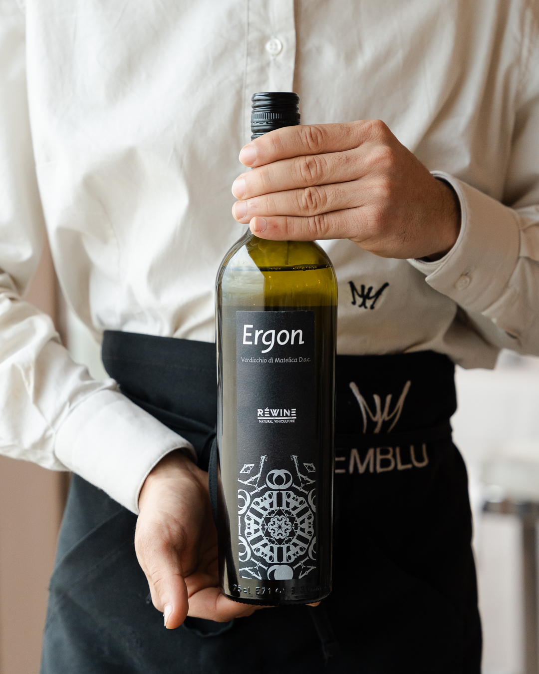 FACT #1
Ergon è stato il primo vino di Borgo Paglianetto a intraprendere il percorso Stelvin oltre dieci anni fa.
Perché lo Stelvin?
Questa chiusura elimina il rischio di contaminazione da TCA (il cosiddetto "sentore di tappo") e protegge l'integrità aromatica del vino.
Meno interferenze.
Più Verdicchio di Matelica.
FACT #1
Ergon was the first Borgo Paglianetto wine to embark on the Stelvin journey more than ten years ago.
Why Stelvin?
This closure eliminates the risk of TCA contamination (the so-called “cork taint”) and helps preserve the wine’s aromatic integrity.
Less interference.
More Verdicchio di Matelica.
#PerchéStelvin #Ergon #BorgoPaglianetto #VerdicchioDiMatelica