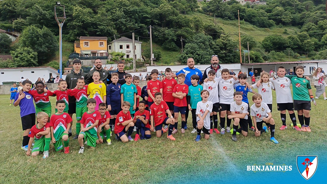 ⚽🏆 Una Copa se mide por los recuerdos que deja, las amistades que crea y la ilusión con la que se juega. 🏆⚽
La Copa Benjamines Santiago de Aller C.F. reunió a jóvenes jugadores, familias, entrenadores y aficionados para disfrutar de dos jornadas llenas de compañerismo, respeto y pasión por este deporte.
Queremos agradecer a todos los clubes que aceptaron nuestra invitación y contribuyeron a hacer de este torneo una auténtica fiesta:
🔹 Santiago de Aller C.F.
🔹 Canicas Athletic Club
🔹 Juventud Estadio Oviedo
🔹 San Ignacio de Oviedo
🔹 Caudal Deportivo
🔹 Covadonga Castañales
🔹 Ayer C.F.
🔹 Astur Club Fútbol
🔹 Juventia
Cada equipo aportó su esfuerzo, su ilusión y su compromiso, demostrando que el deporte también es convivencia, aprendizaje y respeto entre compañeros.
Gracias por formar parte de esta edición y por hacer que la Copa Benjamines siga creciendo año tras año. ¡Nos vemos en la próxima!
Conoce más sobre nuestro club:
🌐 https://www.santiagodeallercf.com/es
#SantiagoDeAllerCF #CopaBenjamines #Asturias