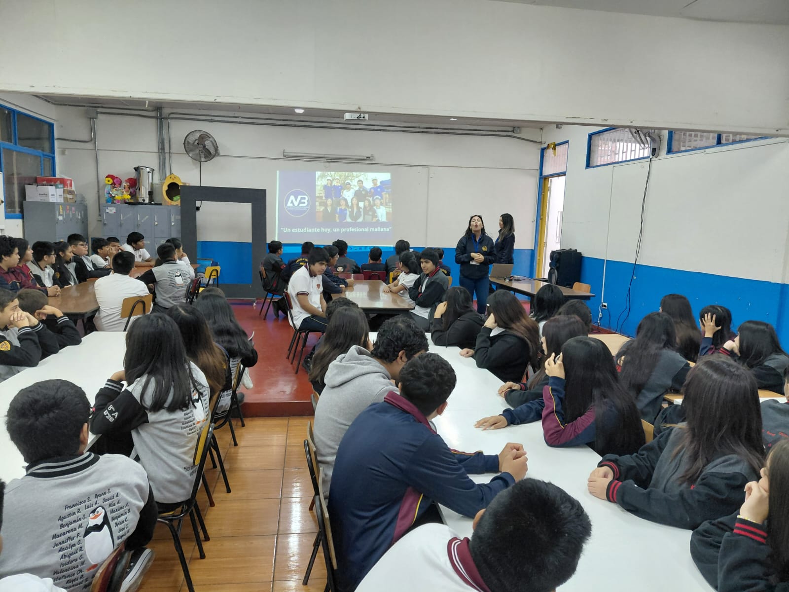 𝐂𝐇𝐀𝐑𝐋𝐀 𝐕𝐎𝐂𝐀𝐂𝐈𝐎𝐍𝐀𝐋 8𝐕𝐎𝐒 𝐁Á𝐒𝐈𝐂𝐎𝐒
Hoy nuestros estudiantes de 8° año participaron en una enriquecedora charla vocacional realizada por el Liceo Antonio Varas de la Barra (B-4), donde pudieron conocer parte de su propuesta educativa y las distintas oportunidades que ofrece para la enseñanza media.
Cada estudiante posee talentos, intereses y sueños únicos. Por ello, este tipo de instancias busca acompañarlos en el importante proceso de descubrir quiénes quieren ser, qué les apasiona y cuáles son los caminos que pueden recorrer para alcanzar sus metas.
Como comunidad educativa, queremos invitar a las familias a conversar con sus hijos e hijas sobre sus intereses, aspiraciones y proyectos futuros. Escucharlos, orientarlos y apoyarlos en sus decisiones es un regalo invaluable que fortalece su confianza y les ayuda a construir su propio proyecto de vida.
Próximamente comenzará el proceso de postulación a la enseñanza media, y deseamos que cada estudiante pueda elegir un establecimiento que les permita desarrollar sus habilidades, potenciar sus talentos y acercarse a los sueños que hoy comienzan a imaginar.
Porque cada sueño merece una oportunidad para crecer, y cada estudiante tiene el potencial de construir un gran futuro.