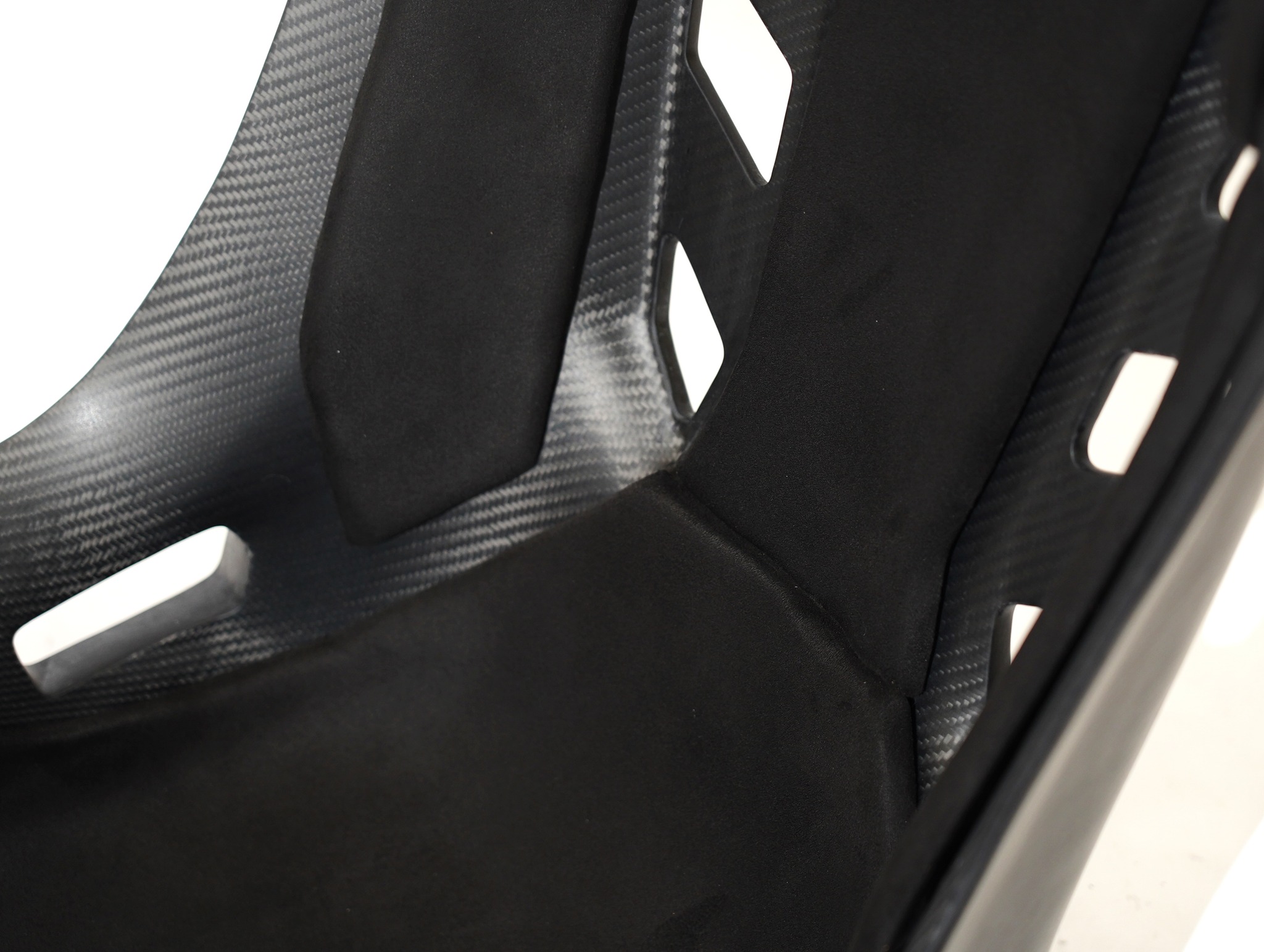 Reach new heights of performance and style with the Matt CF Seats GT-Max SL Pro-track Series, featuring premium black Alcantara padding and bespoke logo stitching on the headrest that ignites your passion for the ultimate driving experience! 💥