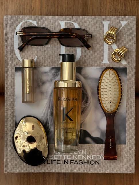 Idée Cadeaux
Les belles choses doivent durer. L'huile capillaire Elixir Ultimate rechargeable est un mélange de soin, d'artisanat et de design luxueux, offrant une brillance sans pareil. Découvrez ces produits chez byTun #Kerastase #ElixirUltime #byTun #bytunshop #Rechargeable #CheveuxBrillants #SoinCapillaire