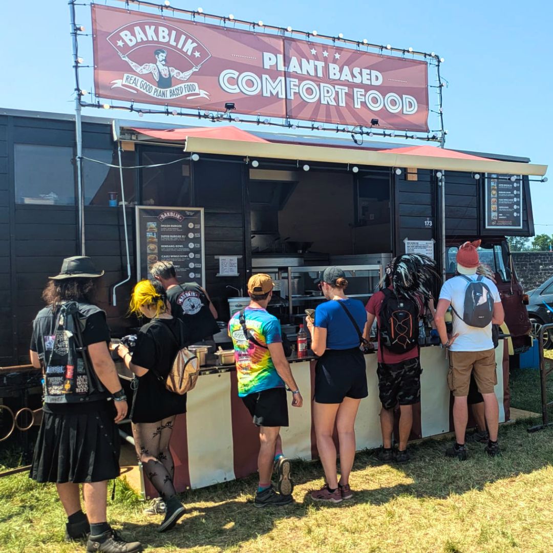 @graspopmetalmeeting vorig jaar was echt zo vet! Wij voelen ons altijd wel goed thuis tussen de metalheads! We komen dit jaar dus terug, met een stevige dosis plant-based comfort food om jou klaar te stomen voor de pit! 🤘