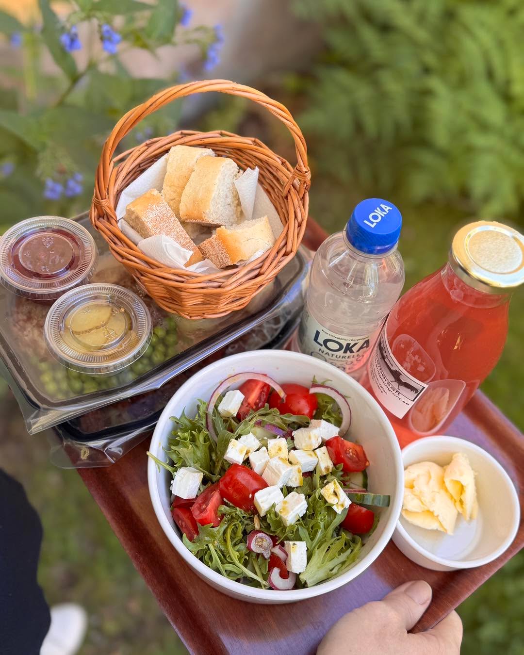 Mat levererat till rummet ikväll. Trötabiffar och Chili con Deer. Sallad med ramslöksdressing och bröd. Till detta ville man ha rabarberseltzer, saft som blandas med kolsyrat vatten. Har man varit på resande fot hela dagen så är det bekvämt att plocka upp något från receptionens kyl. Ikväll gick det dessutom att sitta i trädgården och äta, ett stort plus! #falkangenkinnekulle #kinnekulleleden #vänerleden #biosfärleden #kinnekulle