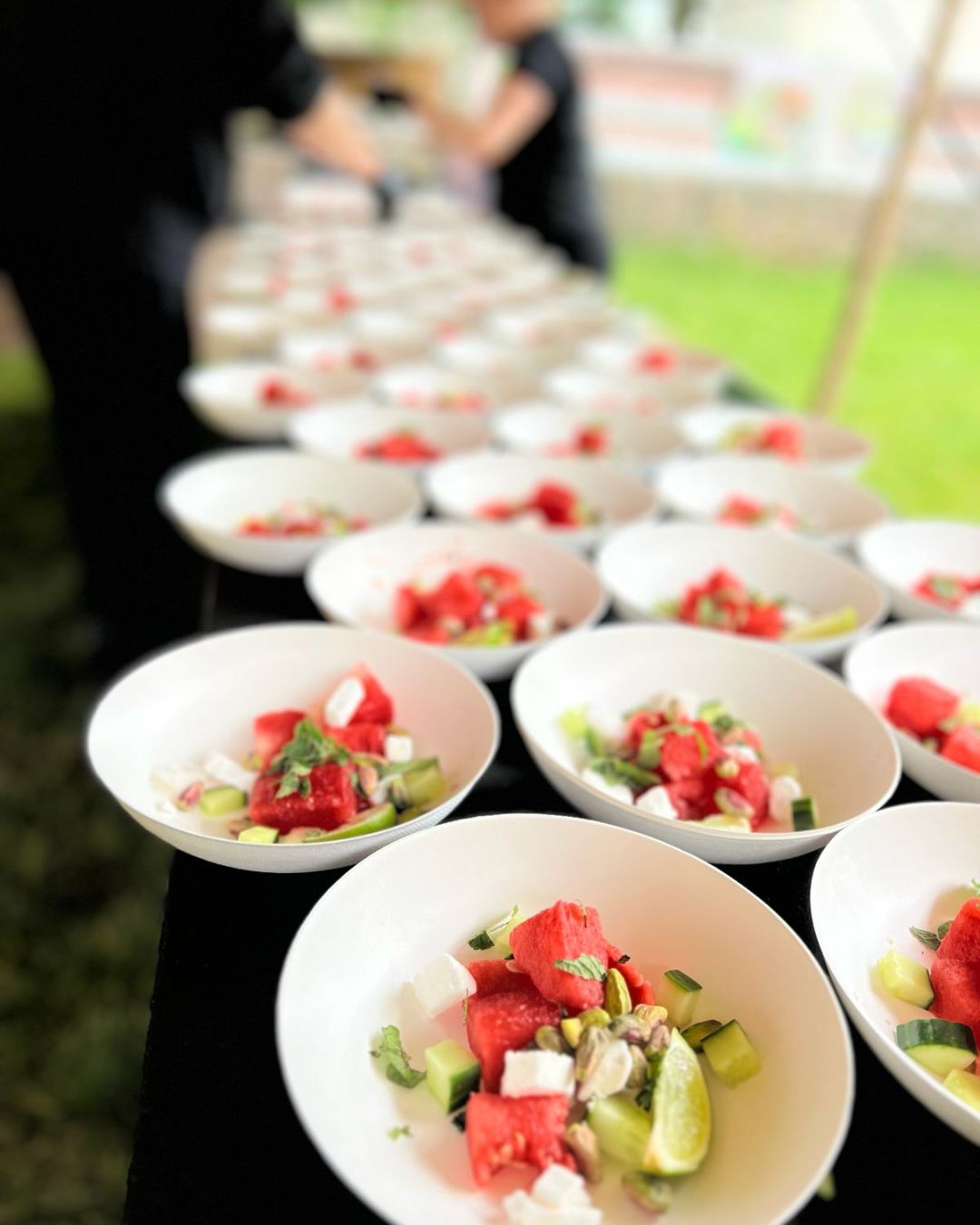 Wij worden nog steeds heel blij van dit soort klussen. ❤️
Een veld vol gasten. Een mooi gedekte buffettafel. Desserts die klaarstaan om uitgeserveerd te worden. Mensen die samen eten, praten, lachen en genieten.
Of het nu gaat om een bruiloft, bedrijfsfeest, schoolfestival of jubileum: we vinden het iedere keer weer bijzonder dat we daar een bijdrage aan mogen leveren.
Goed eten brengt mensen samen. En precies daarom doen we dit werk nog steeds met zoveel plezier.
📸 Een paar beelden van een prachtige opdracht van afgelopen weekend.