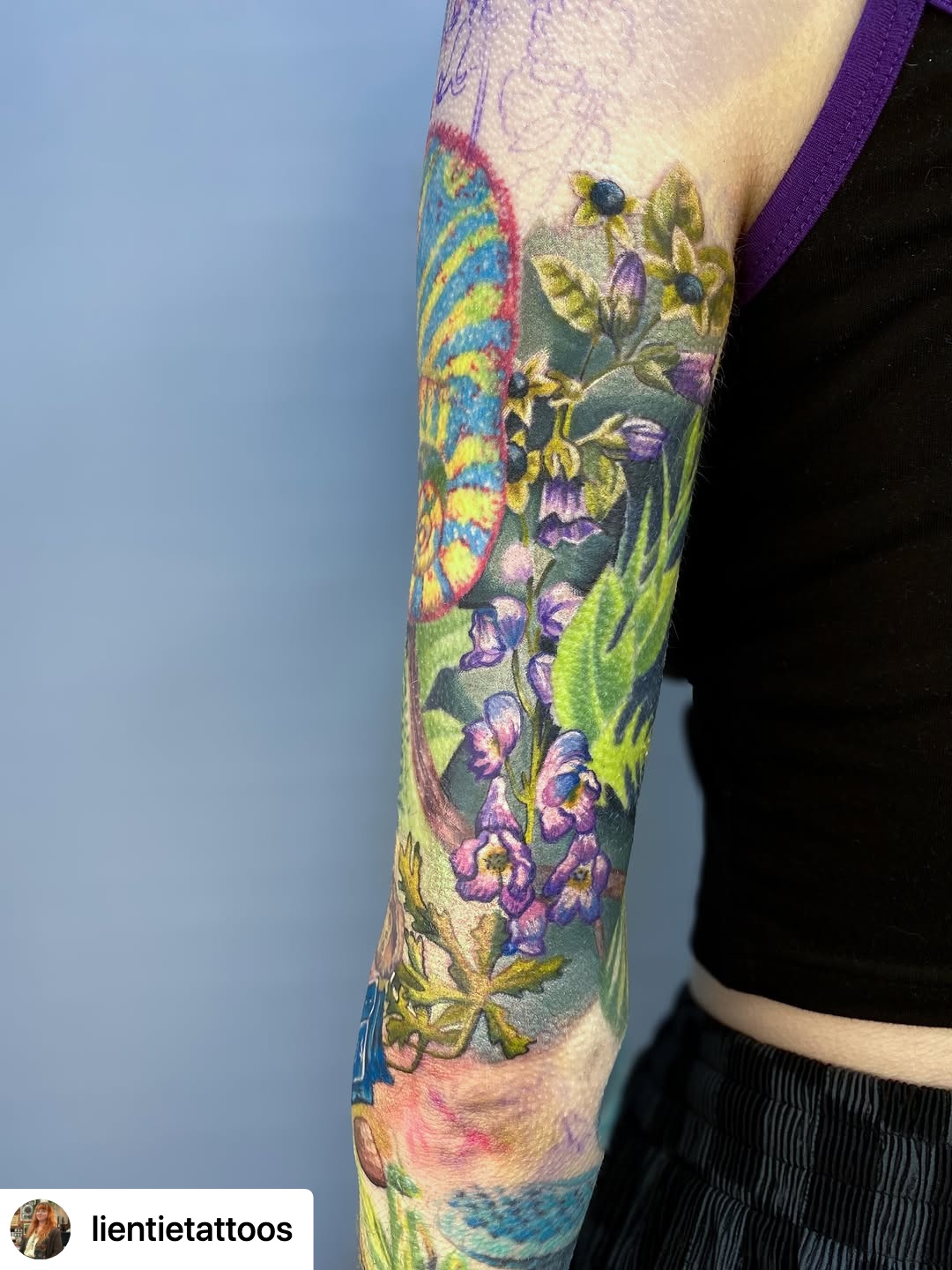 @lientietattoos Another piece where someone came to me and I was immediately like hell yeah I want to do that- They had a gap at the back of their arm to fill, and wanted to fill it with poisonous plants from a recent poison garden visit. (Which i'm not questioning the reasons for their visit)
But this is belladonna and wolfsbane coming out of a poison bottle, and then didn't have time to add it but the design also had english bluebells and hound's tongue above.
#botanicaltattoo #tattoos #tattooartistuk #floraltattoo