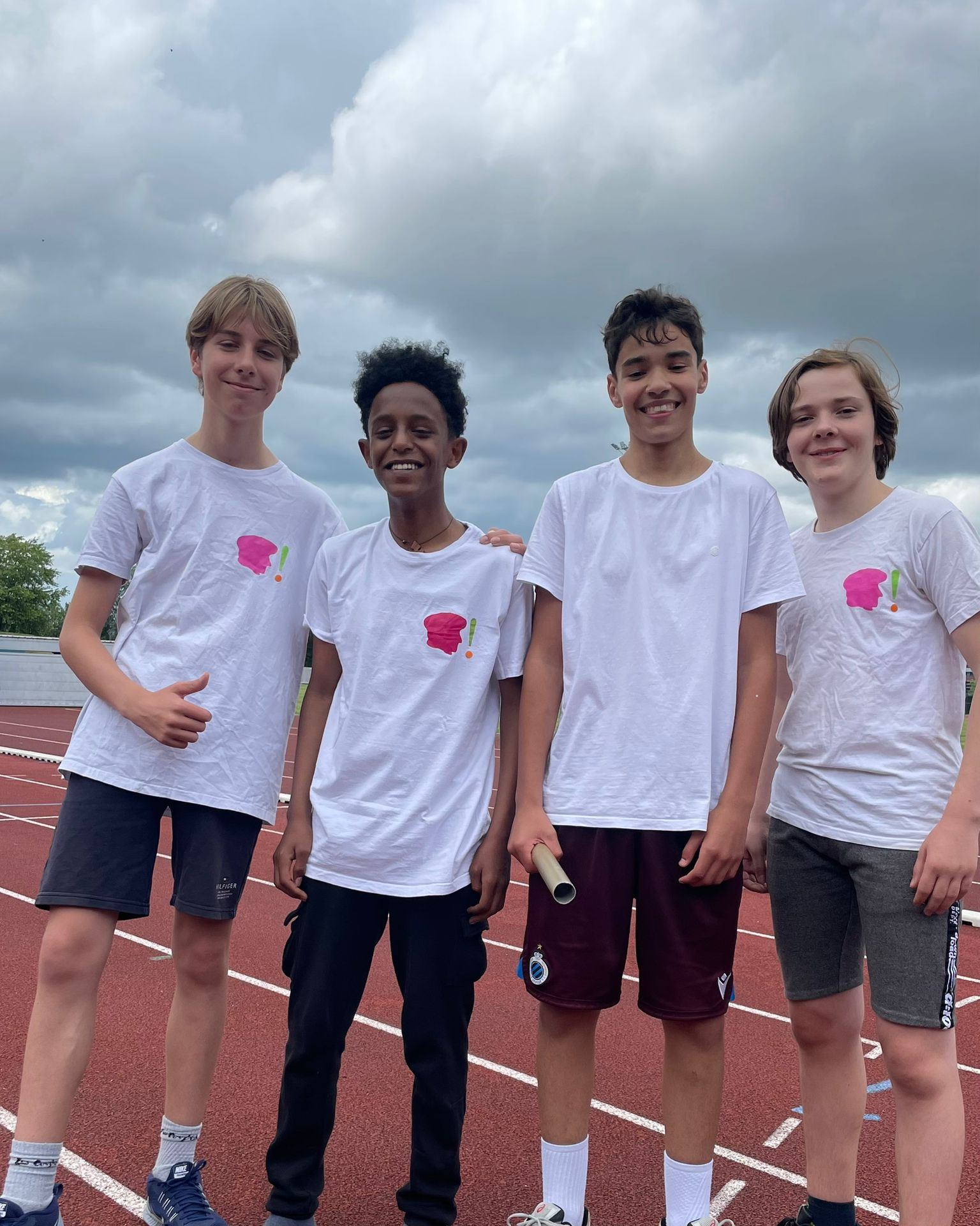 Ook onze eerste graad waagde zich aan de 4x100 meter. Met een sterke teaminspanning en een flinke dosis enthousiasme snelden ze naar een mooie tijd van 1 minuut 4,23 seconden.
Proficiat aan alle deelnemers voor deze knappe prestatie! ๐
๐