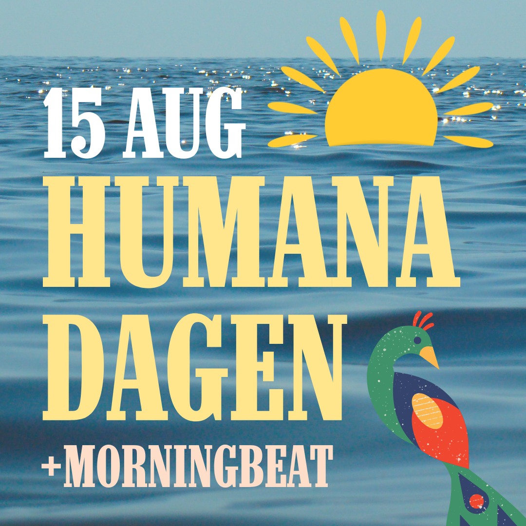 Hva er HumanaDagen?
Humanistene skaper HumanaDagen som en feiring av fellesskap, tilhørighet og det menneskelige.
Vi lever friere enn før på mange måter, men samtidig opplever mange mer ensomhet, svakere fellesskap og mindre tilhørighet. Før var storfamilien ofte en naturlig ramme rundt livet. Den ga mennesker et sted å høre til, noen å lene seg på og en følelse av å være del av noe større enn seg selv.
I dag lever mange mer individuelt. Vi har mer frihet, men også mer ansvar for å skape våre egne fellesskap.
Så hvordan gjør vi egentlig det?
Hva får mennesker til å føle seg hjemme blant andre?
Hvordan bygger vi tilhørighet i et moderne samfunn?
Og hvordan kan vi leve mer sammen i en tid hvor mange føler seg alene?
På HumanaDagen samler vi mennesker, initiativer og aktører som på ulike måter skaper tilhørighet i praksis. Gjennom musikk, dans, film, samtaler, personlige historier og menneskemøter løfter vi frem løsninger, ikke bare problemer.
Dette er en dag for deg som tror at fellesskap ikke bare er noe vi savner, men noe vi kan skape.
Årets hyllest og samarbeid går til MorningBeat, som gjennom musikk, dans og rusfrie møteplasser skaper ekte menneskelig kontakt og fellesskap.
Velkommen til HumanaDagen 15. august på MS Bjørvika.