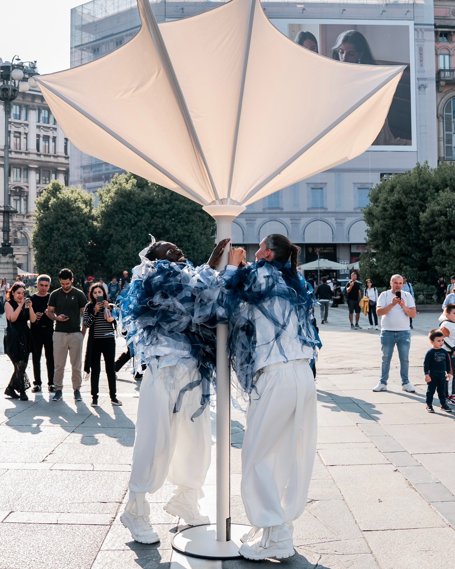 A parasol opening. A crowd gathering.
Throughout Milan, our performers revealed the Anamon Parasol in a series of choreographed encounters, allowing the object to unfold slowly in front of its audience.
Each location was brought into the narrative through movement, character work and custom-designed costumes.
In collaboration with @anamon.be @welcometocreate_
#soul15evententertainment #soul15costumesandconcepts #soul15 #brandexperience #anamonparasol