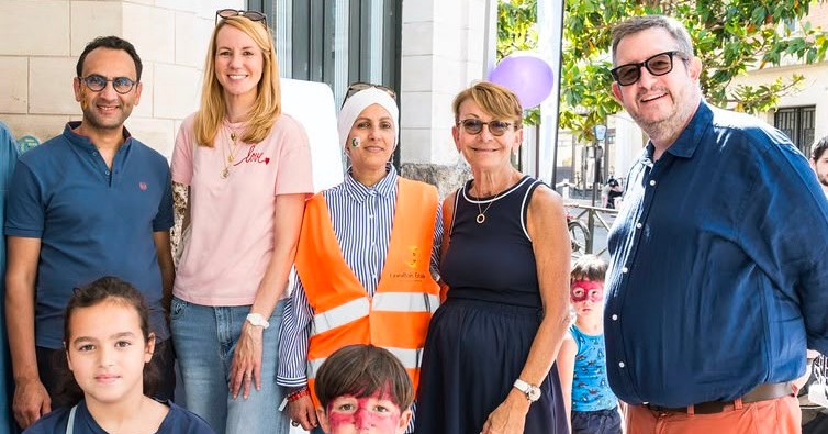 ☀️ Retour en images sur le magnifique vide-grenier du quartier Jean Zay !
Une belle journée sous le soleil, remplie de sourires et de bonne humeur. 😊
🎈 Maquillage, ballons et Mascotte pour les enfants avec notre partenaire @kangouroukids_levallois
🍰 De délicieux gâteaux pour les petits et les grands
💃 Danse, rencontres et convivialité
🙋♂️ Merci à tous nos bénévoles pour leur engagement.
👏 Merci à la @villelevallois pour l'organisation et pour son soutien logistique.
À très bientôt pour de nouvelles actions solidaires ! 🧡
#levalloisentraide #VideGrenier #JeanZay #Levallois #Solidarité #Bénévoles