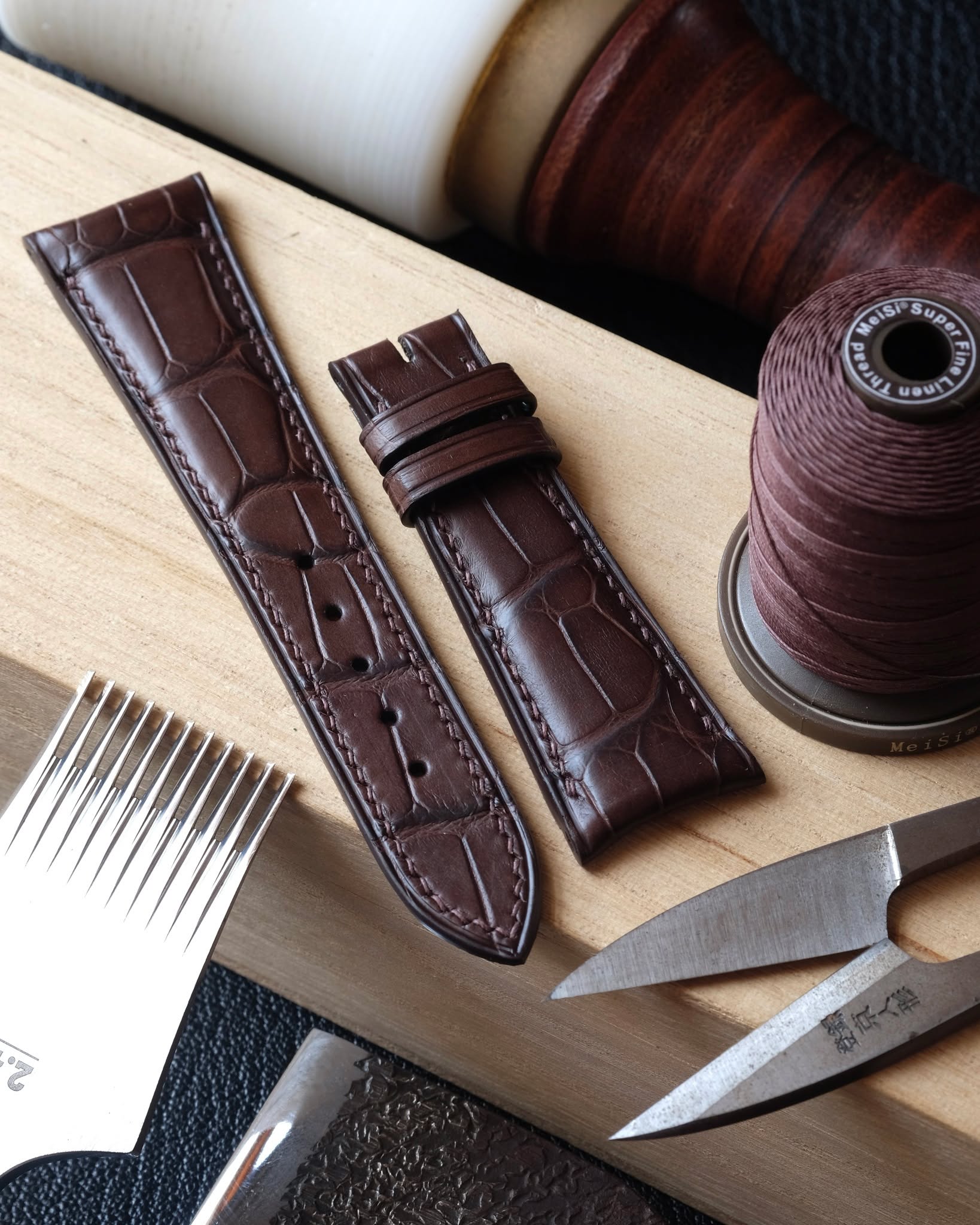 đ§đŞđđť Cousu main en Belgique
â˘
Bracelet de montre curved end (bombĂŠ 4 Ă 2 mm dâĂŠpaisseur) entièrement fait main et cousu main en cuir dâalligator chocolat marron, doublure en cuir de chèvre sapin, fil de lin chocolat (couture XS) et peinture des bords dark brown.
â˘
#atelierdecoster #decoster #artisan #handmade #handstiched #handmadeinbelgium #madeinbelgium
â˘
#handmadewatchstrap #bespokewatchstrap #customwatchstrap #handmadeleatherwatchstrap
â˘
#alligatorleather #alligatorleatherwatchstrap #alligatorwatchstrap