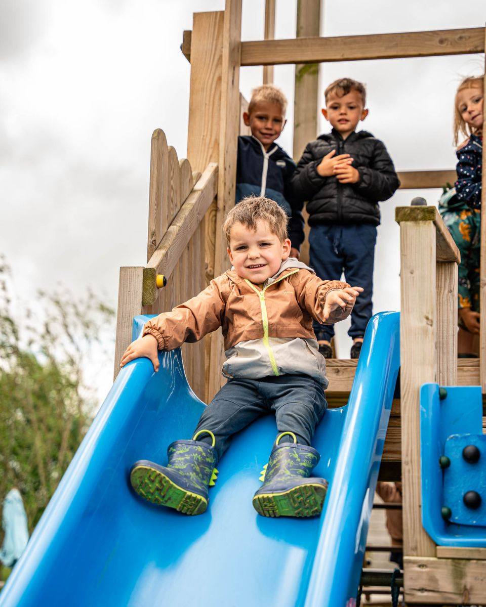Niets zo fijn als een plek waar kinderen écht welkom zijn en de ruimte krijgen. 🥰 Terwijl de kleintjes zich vol overgave uitleven in onze speeltuin, strijk jij met een gerust hart neer op het terras.
