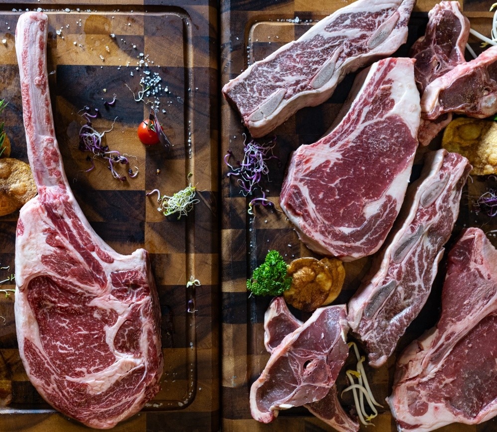 🥩 A csontos húsok ereje: Íz és karakter a tányéron
Miért különlegesek a csontos húsrészek?
Mert a csont melletti hús mindig szaftosabb, ízesebb és karakteresebb marad a sütés során. Legyen szó egy klasszikus T-bone-ról, omlós oldalasról vagy a monumentális Tomahawkról, a csont jelenléte garantálja a prémium gasztronómiai élményt.
👑 A választék királya: A Tomahawk Steak
A hosszú bordacsonttal vágott, márványos Ribeye nemcsak látványos, de a sütés közben a csontból kiáramló aromák miatt az egyik legízletesebb steak élményt nyújtja.
🔥 Hogyan készítsd?
Vastagsága miatt a fordított sütési technika (reverse sear) a legbiztosabb módszer: alacsony hőfokon indítva, majd a végén egy tűzforró serpenyőben vagy grillen kérgesítve.
👉 Nálad melyik a befutó? A látványos Tomahawk vagy a klasszikus vágások?
#steak #tomahawk #csontoshus #premiummeat #grill #gasztronomia