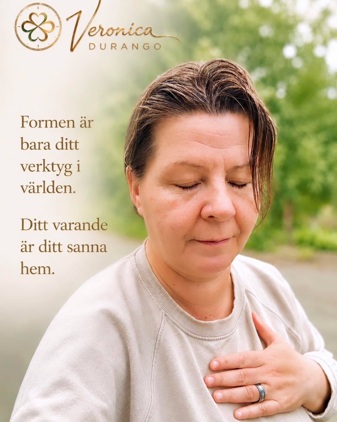 För varje gång du återknyter kontakten med ditt varande, din essens, landar kroppen lite mer i den trygghet som så många söker och jagar i det yttre.
Utan den kontakten tappar vi riktningen. Vi skapar mer stress, mer förvirring och rör oss längre bort från det liv vi egentligen försöker skapa.
Själva skapandet sker genom den form vi lever i. Men det finns en skillnad mellan den form som omedvetet har skapats åt oss och den form vi medvetet väljer att skapa.
Den ena formas av arv, programmeringar, rädsla och anpassning. Den andra formas av medvetenhet, närvaro och val.
Skapa därför inte bara ett liv. Skapa det medvetet. Skapa det vaket. Skapa det i kontakt med ditt varande.
Det finns olika nivåer av medvetande.
Varandet ger riktning. Formen ger uttryck.
När de samarbetar uppstår ett liv som känns levande, inte bara ett liv som fungerar
Njut din fredag🌻
Kärlek 🍀
Veronica
Känner du att det är dags att gå vidare. Läs mer på www.veronicadurango.se
#soulandpathfinding#livet #lev #varande#form
