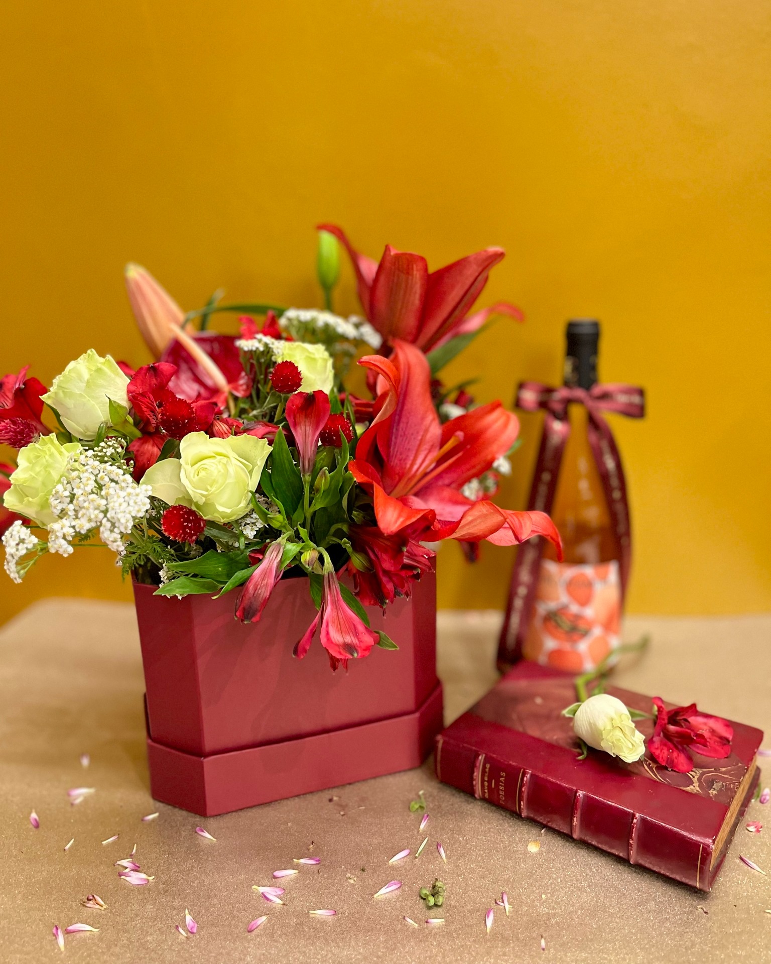 É, mon'amour, aqui a gente não brinca em serviço! Além dos kits já montados da coleção Love Floats, temos dois vinhos franceses disponíveis para acrescentar em qualquer pedido. E mais: a um preço que você NÃO ENCONTRA no mercado, tá? Pode vasculhar a internet! 🧐
Os nossos buquês e arranjos lindos podem estar bem acompanhados com bebidas modernas e de fácil degustação ao paladar, agradando diversos perfis:
🍷 Vinho francês Salamandre Orange: orgânico, suave e 100% com uvas Grenache.
🍷 Vinho The Bold Gascony Rouge: tinto seco, frutado, com uvas Manseng e Marselan.
Bora fazer bonito nesse dia 12/06? 🌺🫱🏻🫲🏼
Chama a Flori no WhatsApp: 11 3806-0777 {botão de contato no perfil}