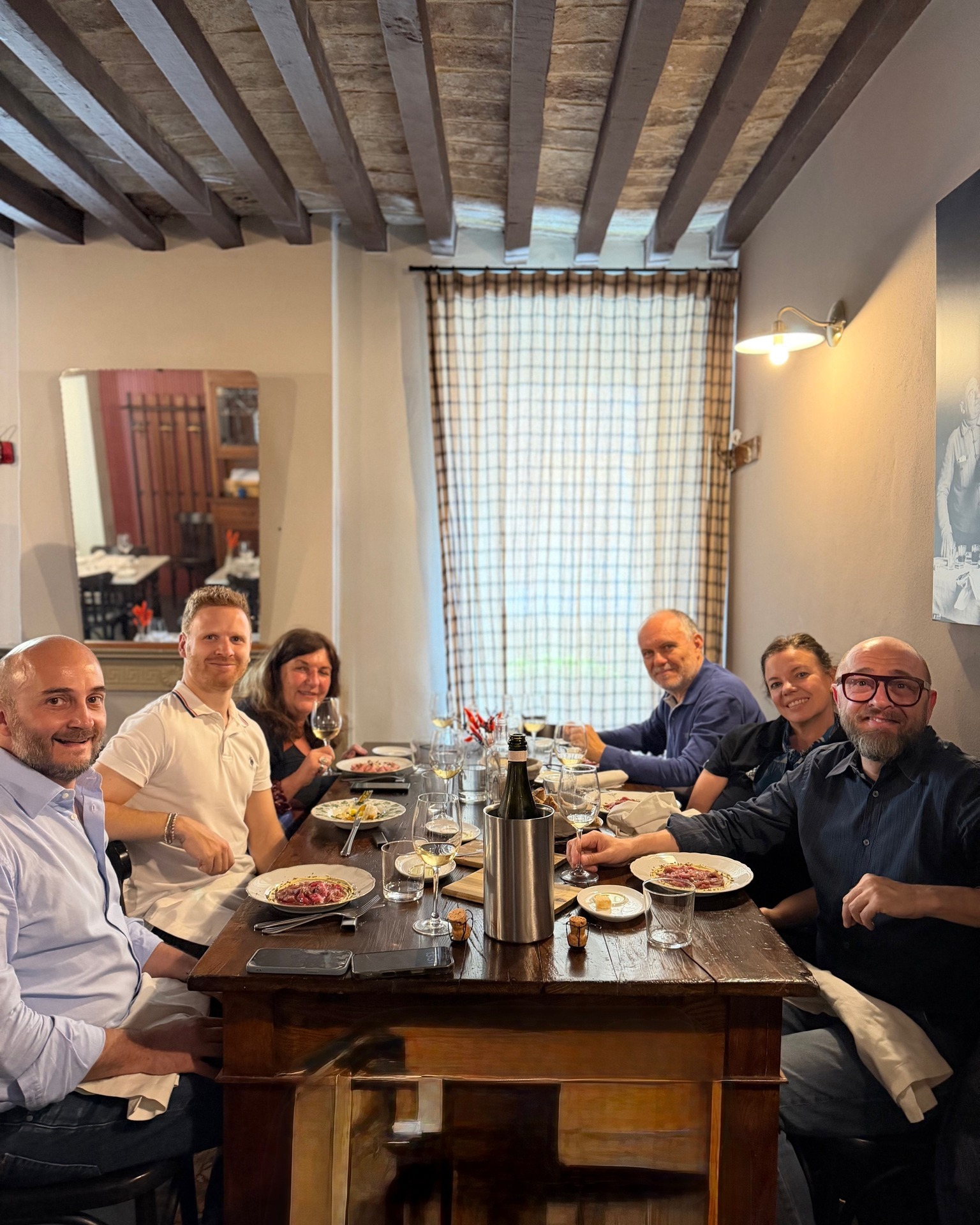 Mind The #PressTour 🎒
Nei giorni scorsi abbiamo avuto il piacere di accompagnare la stampa alla scoperta del Re dei Salumi: il @culatellodizibellodop
Un viaggio tra gusto, territorio e tradizioni, inaugurato con un pranzo da @brisla_trattoria . Abbiamo proseguito, poi, con la visita alle storiche cantine di stagionatura dell'@AnticaCortePallavicina , conclusa con una cena firmata dallo chef @massimospigaroli
Il tour è proseguito tra i luoghi simbolo della Bassa Parmense: la visita al Teatro Giuseppe Verdi, la sua Casa natale, la storica Salsamenteria Baratta e il @poderecadassa , prima di accomodarci per il pranzo @al.vedel.ristorante .
Due giornate per raccontare da vicino un’eccellenza che è l’espressione autentica di un territorio unico.
.
.
#MindThePop #MediaRelation #DigitalAgency #Parma