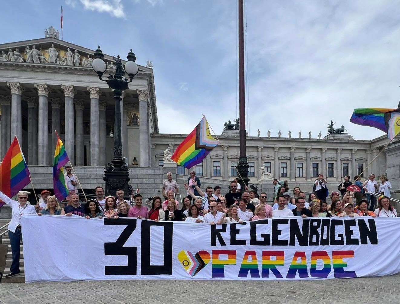 Happy 30 Jahre Pride! 🌈
Als FSG in der AK Wien stehen wir seit vielen Jahren an der Seite der LGBTIQ+ Community – in der Gesellschaft und in der Arbeitswelt. Denn Akzeptanz, Respekt und Gleichberechtigung sind keine Selbstverständlichkeiten, sie müssen jeden Tag gelebt und eingefordert werden.