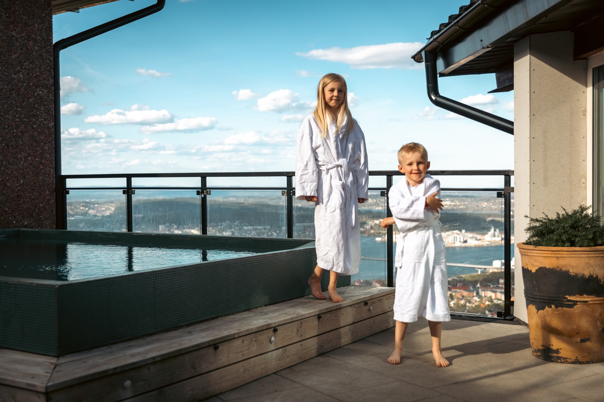 🌿✨ Minimys på Spa – en avkopplande stund tillsammans, varje måndag! ✨🌿
Ge er själva en paus från vardagen och njut av en mysig spaupplevelse tillsammans med barnen! 💙
Varje måndag välkomnar vi barn mellan 4–12 år och deras vuxna till vårt lugna och harmoniska spa. Koppla av, umgås och skapa fina minnen tillsammans i en rofylld miljö.
🕚 Välj mellan två tider:
• 11.00–15.00
• 15.00–19.00
Hos oss ingår:
✨ Tofflor och mjuka handdukar
✨ Schampo, balsam, duschtvål och lotion
✨ Te, frukt och kalla drycker
💰 Pris: 495 kr per vuxen
👧 1 barn (4–12 år) följer med utan extra kostnad per betalande vuxen
👦 Ytterligare barn: 150 kr/barn
Välkommen till en stund av lugn, värme och kvalitetstid tillsammans! 💆♀️💆♂️
Boka nu på https://www.sodraberget.se/vida-spa