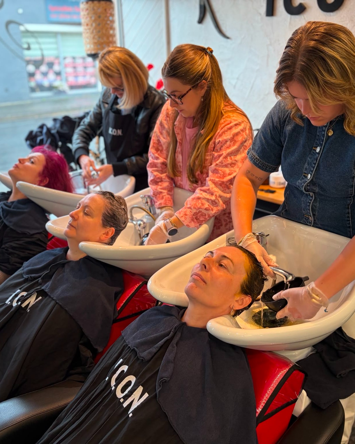 ✨ Retour en images sur la Formation Nouveautés au Salon Studio C à Plestin-les-Grèves !
Une journée riche en échanges, découvertes et mises en pratique autour des nouveautés I.C.O.N. 2026. Merci à tous les participants pour leur enthousiasme et leur implication.
#hair #coiffure #factoryeducation #formation #cheveux