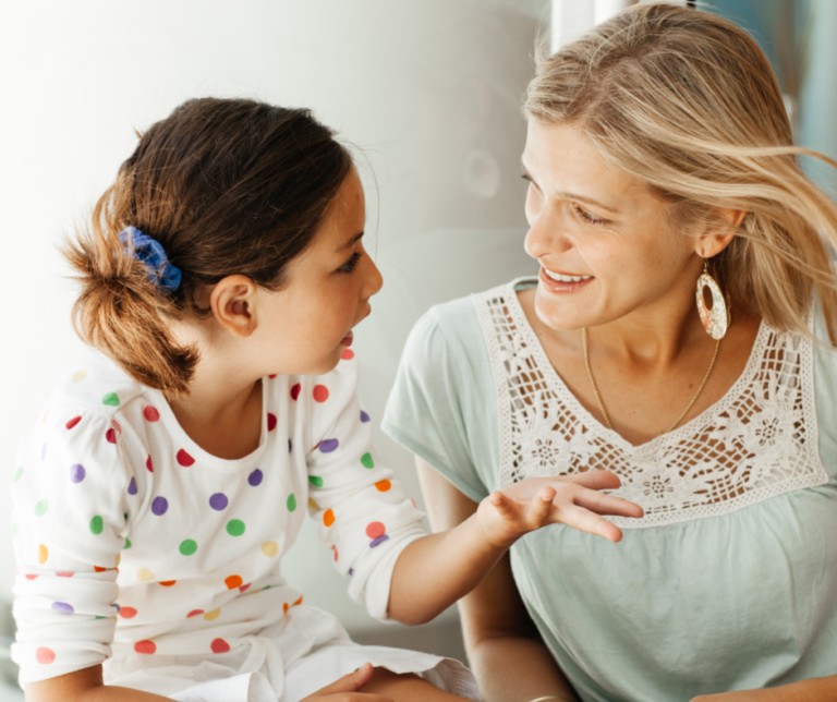 🗣️ Ahogyan a gyerekeinkkel beszélünk… hatással van MINDENRE.
A nevelés, amit kaptunk – és amit mi adunk tovább – kihat arra,
👉 hogyan látjuk magunkat,
👉 hogyan kommunikálunk másokkal,
👉 milyen párt választunk,
👉 hogyan érvényesítjük magunkat a munkahelyen…
…egyszerűen az egész életünkre.
Ezért is döbbenetes és elgondolkodtató a CNN.com legutóbbi (2025. aug. 6.) cikke, amely egy friss kutatás eredményeit ismerteti:
„A gyermekek a közvetlen környezetükben élő felnőttek nyelvhasználatára támaszkodnak, hogy megismerjék önmagukat és a világot.” – mondja Danese pszichológus.
És ha a szavak bántanak?
„A verbális bántalmazás torzíthatja a fiatalok önmagukról és a világban betöltött szerepükről alkotott képét.” – teszi hozzá.
💬 A szavaink számítanak. Nem csak most, hanem évtizedekkel később is.
A legtöbb szülő nem bántani akar – csak nem tudja, hogyan kommunikáljon másképp.
Ezért olyan fontos, hogy megtanuljuk, hogyan kísérhetjük a gyermekeinket a szavainkon keresztül is. Hogyan nevelhetünk úgy, hogy az valóban építse az önbizalmukat, kapcsolatot teremtsen – ne falat.
💡 A blogcikket itt tudod elolvasni: https://www.gordontrening.hu/.../hogyanhatagyerekeinkkelv...
Ha úgy érzed, neked is lenne min finomítani – nem vagy egyedül.
Mi is ezért dolgozunk. 💛
#szülőség #gyermeknevelés #gordontréning #verbálisbántalmazás #mentálisépség #kommunikáció #tisztelet #empátia #szavakereje #gordonmodell #PETtréning #szülőiváltozás #szülőitanfolyam
#tudatosSzülőség #kapcsolódás #Gyereknevelés #szülők #nevelésimódszer #gyerekneveles #gyereknevelès #edison100 #elégjószülő #edisonplatform #nevelésistílus #nevelésieszköz #nevelésitippek #szülőneklennijó #csalàd #pozitívnevelés
