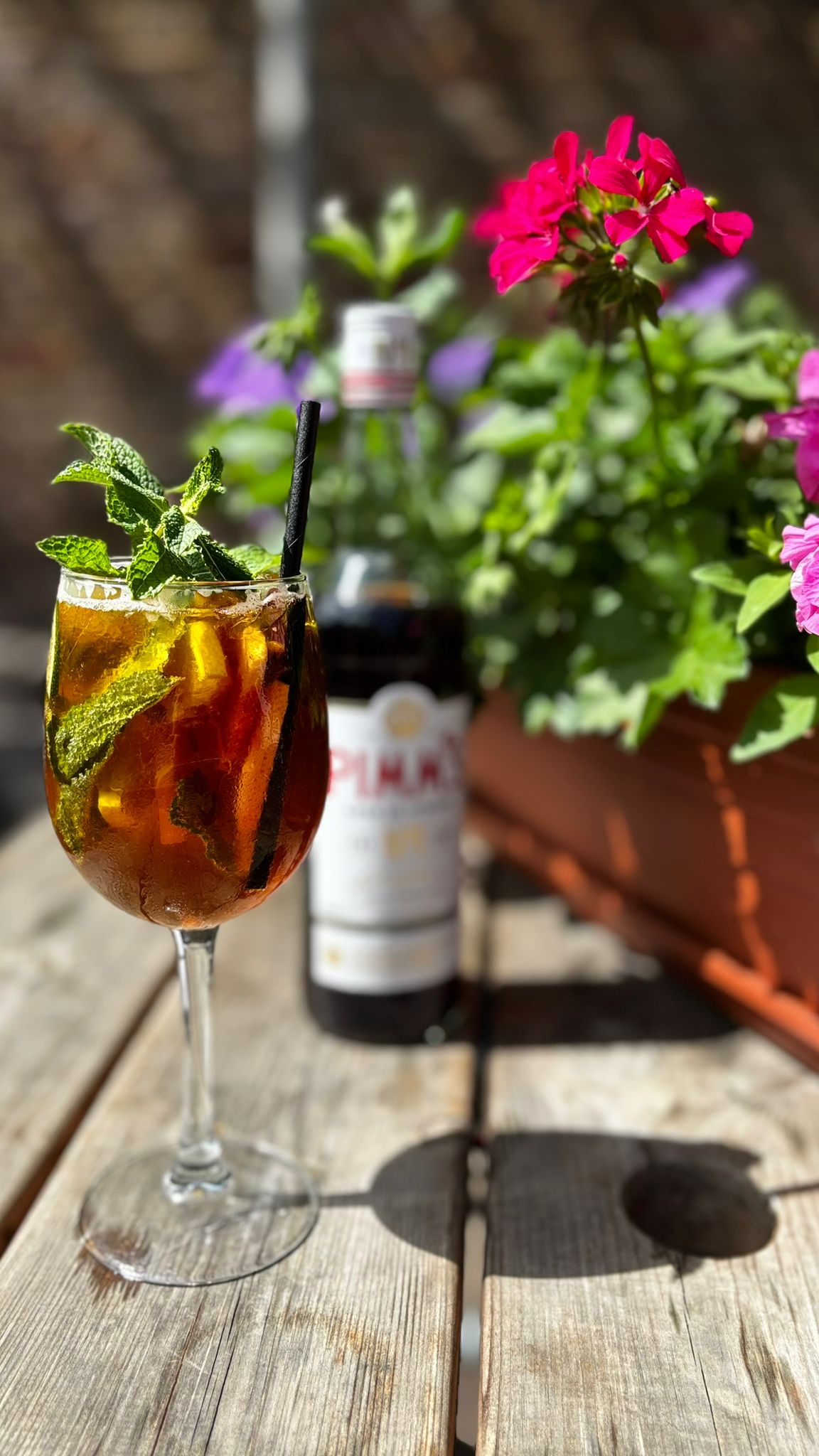 Sunday is served...
The sun is shining, the Yorkshire puddings are rising, there's no better way to spend a sunny Sunday than with a chilled Pimms Spritz in hand.
Whether you're joining us for a traditional Sunday roast, a leisurely lunch in the sunshine, or just a refreshing drink with friends, we've got everything you need to make the most of your Sunday.
#SundayRoast #PimmsOClock #sunshineandspritzbrunch