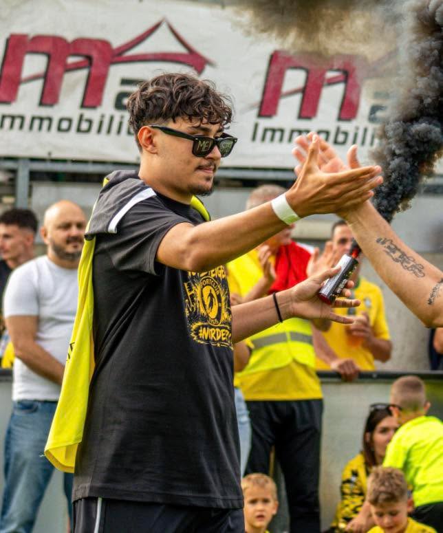 💛 Danke, Göki 🖤
Nach drei Jahren verlässt Göktug Kardasoglu den Sport Club und schliesst sich unserem Nachbarn aus Schaan an.
Du warst nicht nur sportlich eine grosse Bereicherung für unser Team, sondern auch menschlich. Für deinen unermüdlichen Einsatz im gelb-schwarzen Dress bedanken wir uns ganz herzlich bei dir.
Wir wünschen dir für deine Zukunft und deine neue Herausforderung in Schaan nur das Beste und viel Erfolg.
Bis bald, Göki! 💛🖤