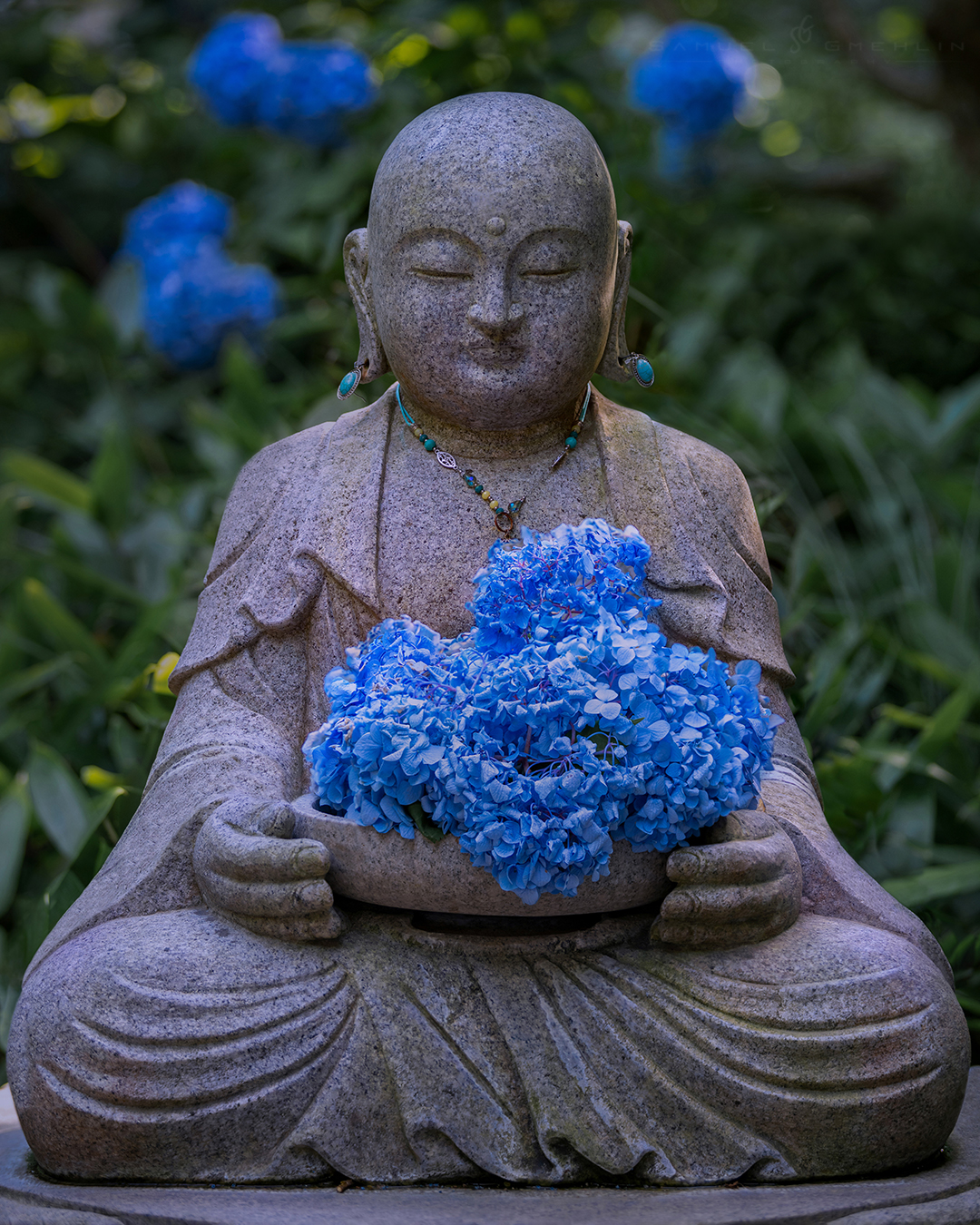 Quiet Reflection
•
One of my favorite things during hydrangea season in Japan is finding these small and quiet scenes hidden between the bigger temple views. I came across this little statue holding fresh blue hydrangeas at Meigetsuin in Kamakura, and the peaceful expression immediately caught my attention. The soft colors, the silence around it, and the way the flowers almost felt like an offering made the whole moment feel incredibly calming. Sometimes simplicity says more than anything else. 💙🌿
•
Swipe ➡️ for the print version!
•
@nikonjp #nikonD850 AF-S 70-200mm f/2.8 ED VR II
•
ISO 250 | f/2.8 | 1/200s
•
#PhotoOfTheDay #InstaGood #NaturePhotography #ZenGarden #FloralPhotography #UrbanNature #ArtInEverydayLife #GardenLife #StreetPhotography #ColorPop #紫陽花 #あじさい #鎌倉 #明月院 #地蔵 #神奈川