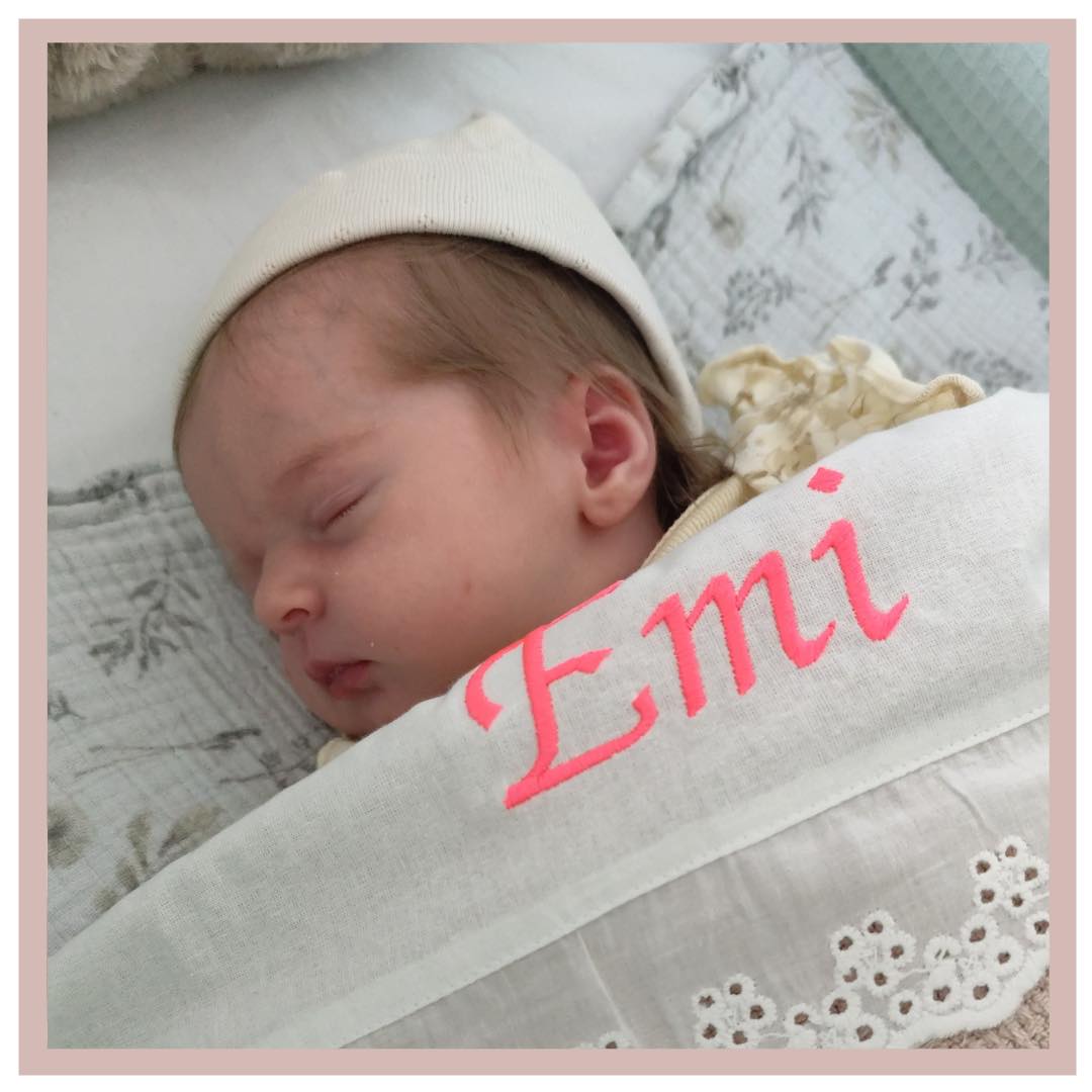 WELKOM EMI! 🩷
Deze prachtige meid werd geboren op 01-06-2026 om 15.45 uur. Ze woog 3440 gram bij 41+1 weken🫶🏻.
We mochten haar ouders, Vera en Pascal, ook begeleiden gedurende de zwangerschap van grote zus Mia. Deze kleine meid had tijdens de zwangerschap al een eigen wil. Emi lag namelijk rond 36 weken even dwars in de buik van haar moeder. Vera hoopte dan ook dat ze zelf nog zou draaien voordat ze voor een versie zou gaan. Net alsof Emi dat had gehoord, lag ze toen Vera voor de versie ging met haar hoofdje naar beneden🥳.
In de ochtend belde Vera naar Dominique en Tara dat ze het idee had dat de bevalling begonnen was. Bij aankomst had Vera 5 cm ontsluiting, dus was het tijd om richting het kraamhotel te gaan 🏩. Onderweg naar het kraamhotel brachten Vera en Pascal hun dochter Mia weg, die al erg nieuwsgierig was naar wat haar moeder ging doen. Zelf werd Mia geboren bij 41+0 weken, dus haar zusje liet een dag langer op zich wachten.
Na het autoritje richting het kraamhotel hadden de weeën even de tijd nodig om wat krachtiger te worden. Toen dit eenmaal zover was, stapte Vera lekker in bad waar ze de weeën rustig opving. Na een laatste zetje bij 9 cm, door de vliezen te breken 💦, kon Vera 10 minuten later beginnen met persen in bad. Dit kleine meisje wilde haar ouders graag ontmoeten, want maar liefst 3 minuten later werd Emi geboren. De kleine meid deed het meteen heel erg goed 🥰!
Na de bevalling had Vera wat ruimer bloedverlies, waarvoor we naar de verloskamers gingen. De collega’s van het ziekenhuis namen de zorg over. Vera kreeg wat extra medicatie om het bloedverlies te laten stoppen. Vera en Pascal beleven de eerste nacht in het kraamhotel en konden de volgende dag lekker naar huis, waar het gezin weer compleet was❣️.
Lieve Vera, Pascal en Mia, van harte gefeliciteerd met jullie prachtige dochter en zusje. Geniet van jullie mooie gezin en heel veel geluk! Veel liefs, Team LEV🩷
#verloskundigenlev #zwanger #bevalling #kraambed #kraamhotel