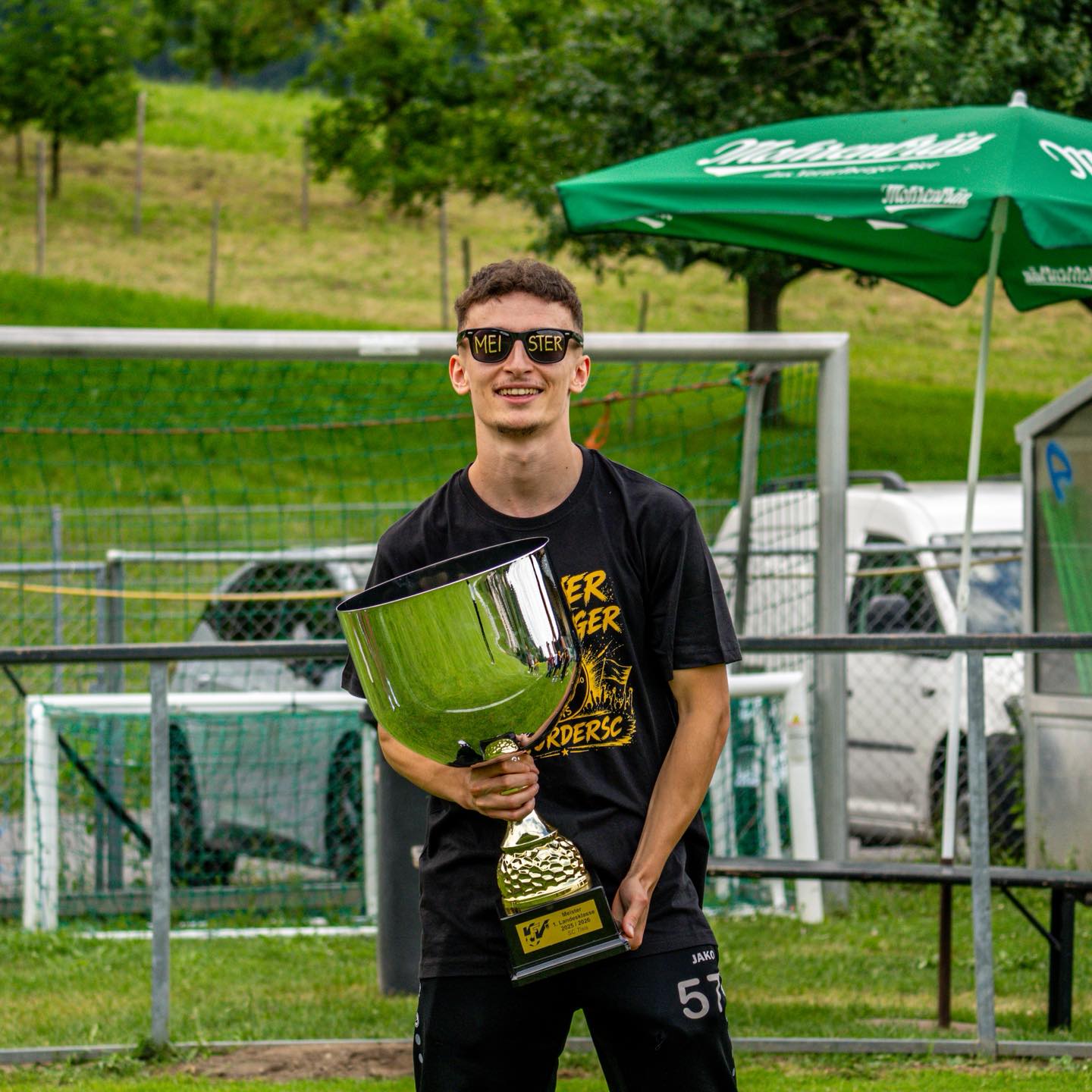 💛🖤 Danke, Enes! 💛🖤
Nach einem Jahr verlässt Enes Özgen den SC Tisis und schließt sich dem Vorarlbergligisten SC Göfis an.
Leider konnte er uns nur in der Hinrunde auf dem Platz unterstützen, da er sich einen Kreuzbandriss zugezogen hatte. Nichtsdestotrotz hat der junge, talentierte Spieler immer abgeliefert und kam in 9 Einsätzen auf starke 7 Tore.
Auch menschlich hat Enes unsere Mannschaft bereichert und stand trotz seiner Verletzung stets hinter dem Team. Deshalb bedankt sich der SC Tisis ganz herzlich bei dir, Enes, und wünscht dir auf deinem weiteren Weg alles Gute, viel Erfolg und vor allem eine schnelle und vollständige Genesung.
Bis dann, Enes! 💛🖤