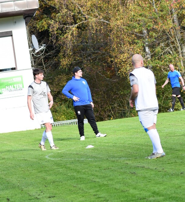 💙🤍 Vom TSV-Spieler zum TSV-Trainer.
Mit Andre Krause verabschieden wir einen weiteren Trillfinger durch und durch.
Nach seiner verletzungsbedingten aktiven Karriere blieb Andre dem TSV verbunden und übernahm zur Saison 2024/25 gemeinsam mit Fuxxe Verantwortung für unsere zweite Mannschaft. Mit viel Engagement, Verlässlichkeit und seiner Erfahrung hat er in den vergangenen beiden Jahren seinen Teil zur positiven Entwicklung des Teams beigetragen.
Wer Andre kennt, weiß, wie sehr ihm der TSV am Herzen liegt. Als langjähriger Spieler und jetzt später als Trainer hat er den Verein über viele Jahre begleitet und unterstützt – immer mit vollem Einsatz für die Mannschaft und den Verein.
Lieber Andre, danke für deine Zeit an der Seitenlinie, dein Engagement und deine Verbundenheit zum TSV. Wir wünschen dir für die Zukunft nur das Beste und freuen uns darauf, dich auch weiterhin auf dem Wollensack zu sehen.
Danke für alles! 💙🤍