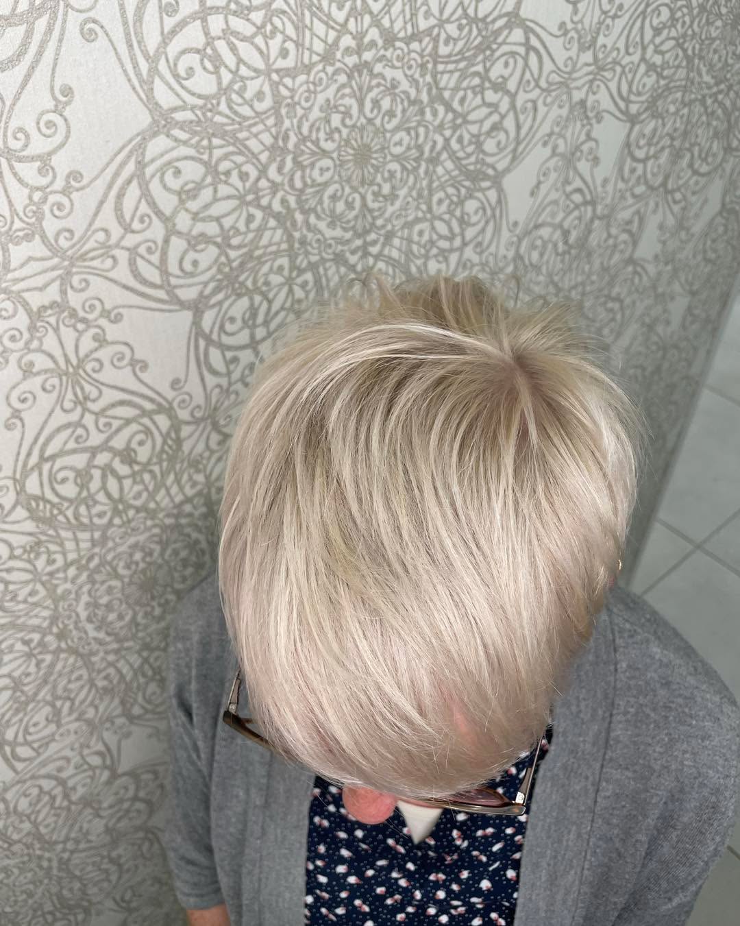 💫 Frische Farbe, neuer Look 💫
Manchmal reicht die perfekte Kombination aus Schnitt und Farbe, um einen Look komplett zu verwandeln. Dieses elegante Platinblond sorgt für eine moderne, gepflegte Ausstrahlung und bringt die Haarstruktur wunderschön zur Geltung.
🤍 Kühles Blond mit natürlicher Tiefe
✂️ Moderner Kurzhaarschnitt
✨ Mehr Leichtigkeit und Frische
Wer liebt helle Blondtöne genauso wie wir? 🌸
#blondeexpert #platinblond #shorthairstyles #stylingcreative