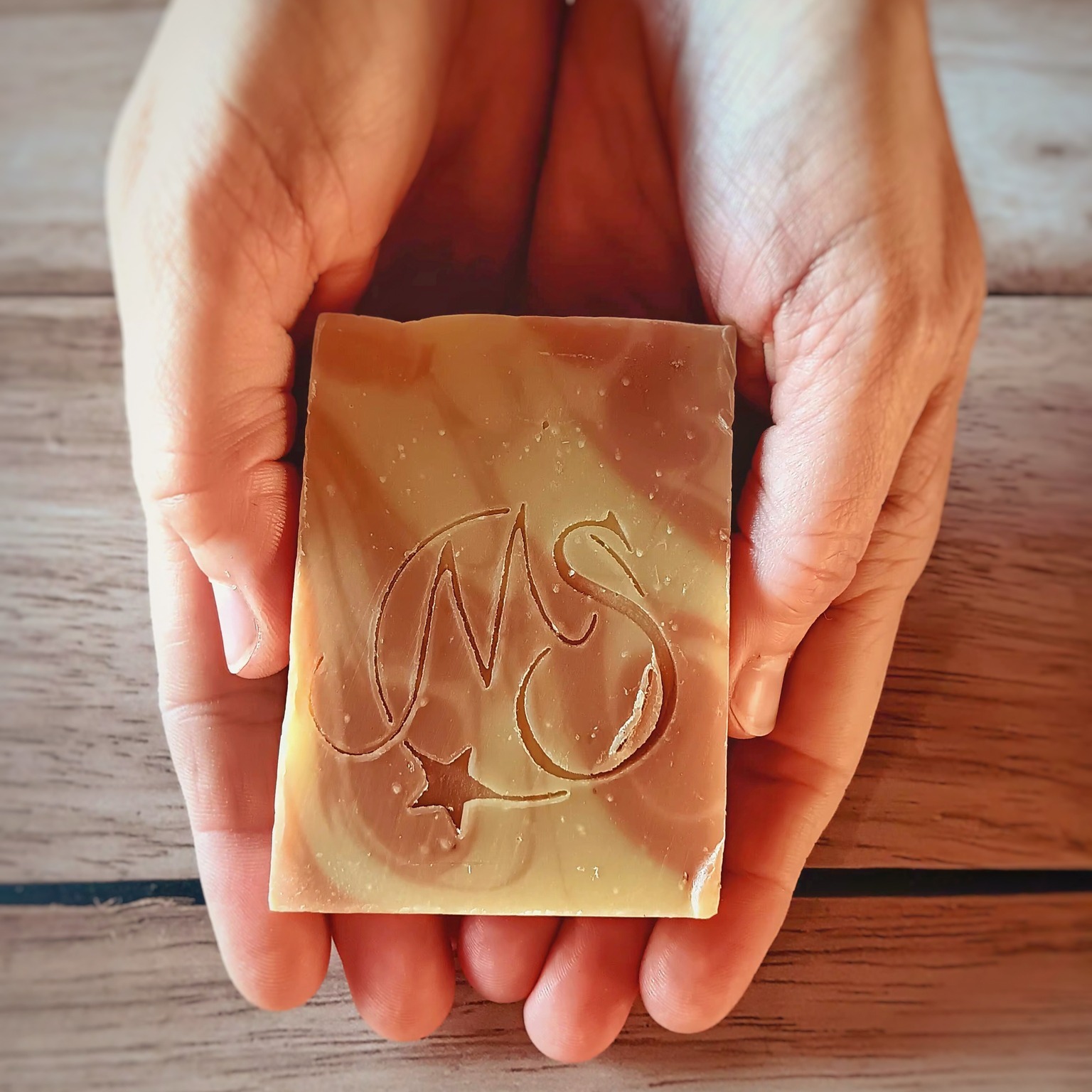 ❤️ MERCI ❤️
Ma cagnotte en ligne a dépassé la moitié du montant nécessaire et c'est grâce à vous tous!
Votre soutien pour l’entreprenariat local et plus particulièrement mon entreprise artisanale fait chaud au cœur !!
L'échéance approchant, je vais bientôt la clôturer.
Donc si tu veux contribuer, partager et soutenir ma savonnerie pour sa mise en conformité, tu as jusqu'au 28 juin.
Je te remets le lien en bio, n'hésite pas à le partager si tu as déjà participer.
Mille mercis pour votre soutien et vos mots doux🙏
#savonnerieartisanale #faitmain #artisanefrançaise
