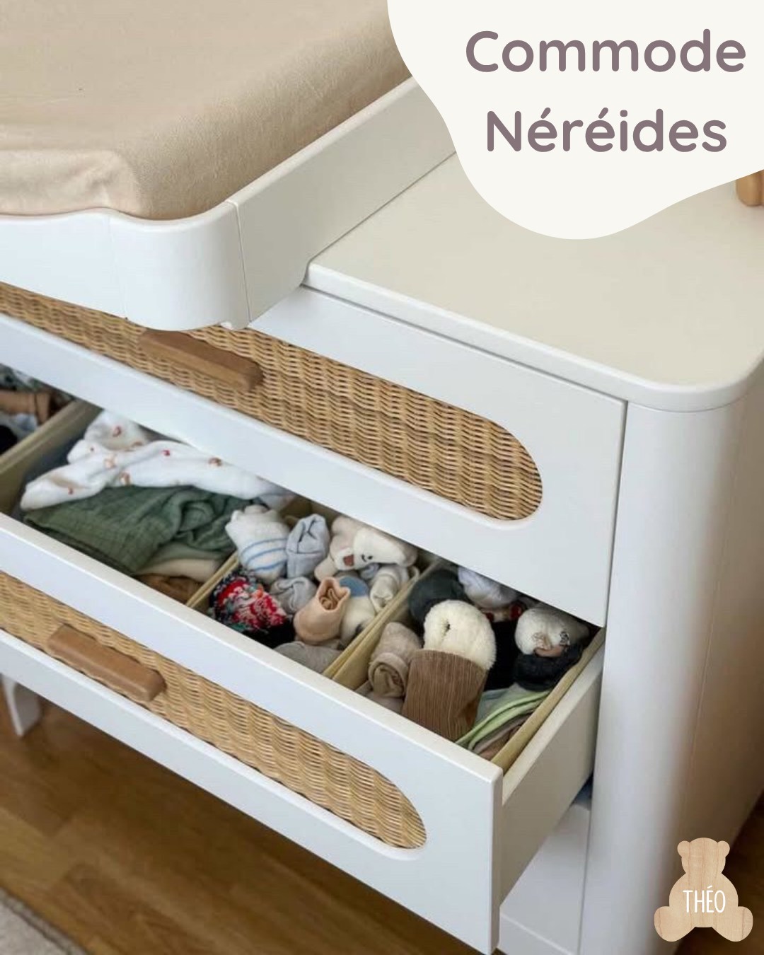 Découvrez la commode Néréides Neige
Inspirée par la mer et façonnée par la nature, la commode Néréides Neige apporte une atmosphère douce et lumineuse à la chambre de bébé ✨
🧜♀️ Son nom rend hommage aux Néréides, figures mythologiques des océans, symboles de grâce et d’harmonie
Avec ses lignes arrondies et ses matériaux durables, elle incarne toute la philosophie Théo Bébé : un design unique, des matériaux naturels, une chambre évolutive.
🗄️ Fonctionnelle avec 3 grands tiroirs à fermeture douce
🍼 Box à langer en option pour une utilisation évolutive et sécurisée