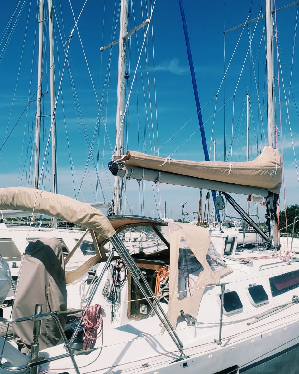 Ovni 345 ⛵☀
••
✨ Grand-voile Dacron SF 350gr
✨Lazy-bag Sunbrella Plus coloris Dune
••
•
•
#Boatlifestyle #Gonesailing #Sailingboat #Portsaintlouisdurhone #Yachtlifestyle #Voilier #Nautisme #Vacances #Navigation #EquipementBateau ☀