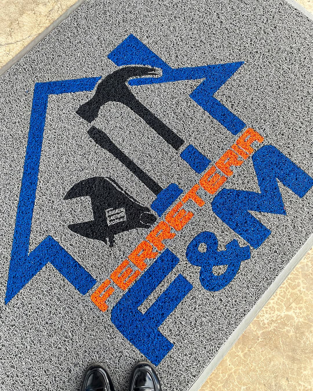 Estilo y seguridad en una sola alfombra.
#alfombras #tapetes #alfombraspersonalizadas #alfombrasconlogo #entrancemats #logomats #supermat #supermat500