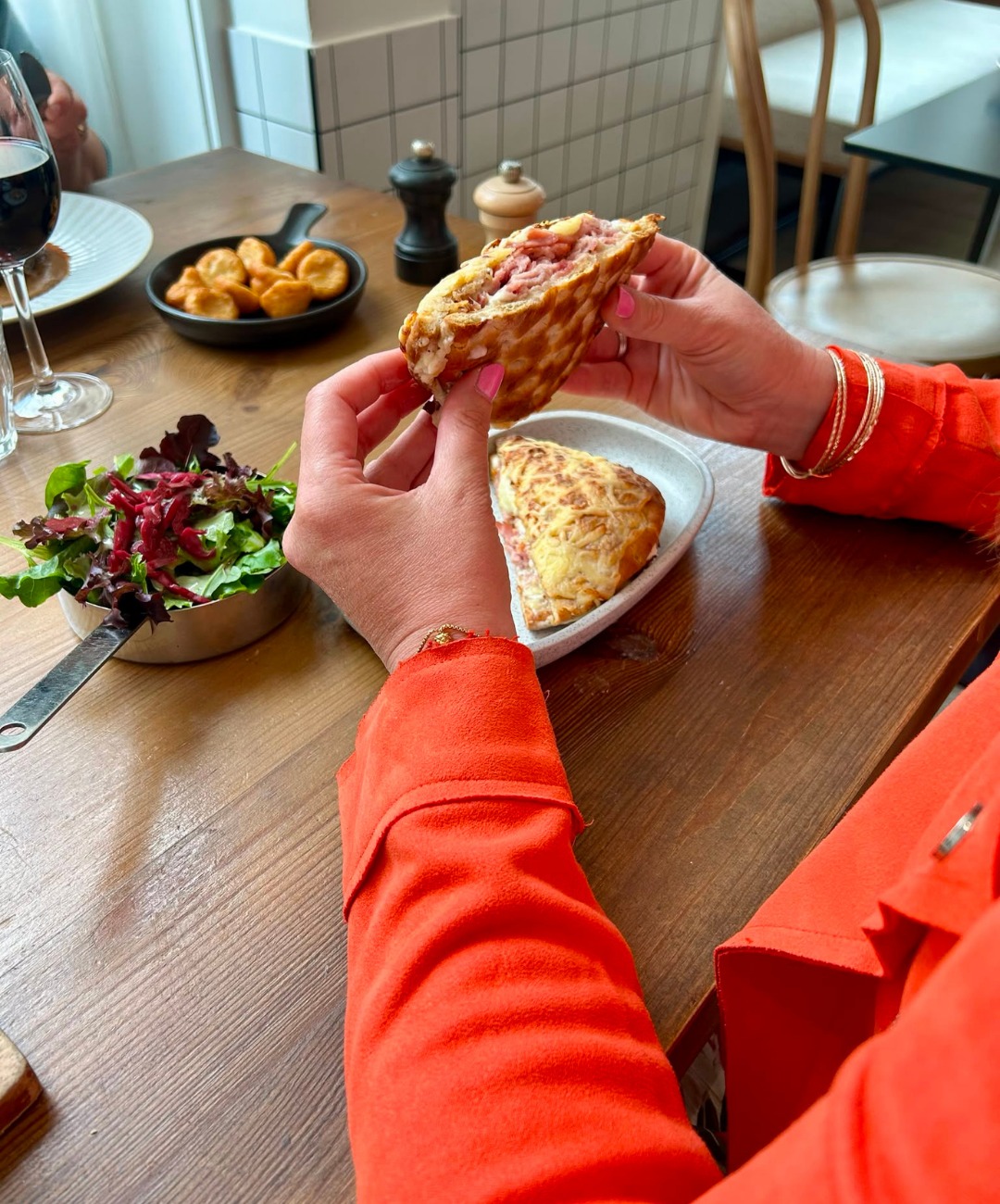 🥪 Notre croque-monsieur incontournable se réinvente !
Pour l’été, il troque son pain de mie…
👉 place au pain suédois, pour encore plus de légèreté et de gourmandise
Résultat ? Un croque toujours aussi généreux, avec un moelleux irrésistible 😋
À (re)découvrir dès maintenant au Bistrot Saint Jean 🍽️
📍 Mercure Bordeaux Centre Gare Atlantic
#BistrotSaintJean #RestaurantBordeaux #CuisineDeSaison #Nouveauté #FoodBordeaux