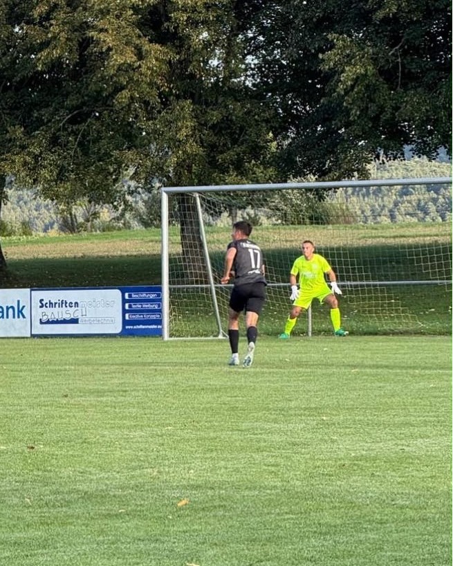 💙🤍 17 Spiele. Viele Paraden.
Als Torhüter steht man oft im Mittelpunkt, wenn etwas schiefgeht – und viel zu selten, wenn man Spiele mit starken Aktionen für die Mannschaft festhält. Jannik hat in seinen 17 Einsätzen genau das getan: Verantwortung übernommen und der Mannschaft geholfen als es nötig war.
Auch wenn die Zahl der Spiele im Vergleich zu anderen kleiner erscheint, steckt hinter jedem Einsatz Einsatzbereitschaft, Trainingsfleiß und die Bereitschaft, sich in den Dienst der Mannschaft zu stellen.
Danke für deinen Einsatz zwischen den Pfosten und deinen Beitrag für den TSV Trillfingen! 👏🧤💙
