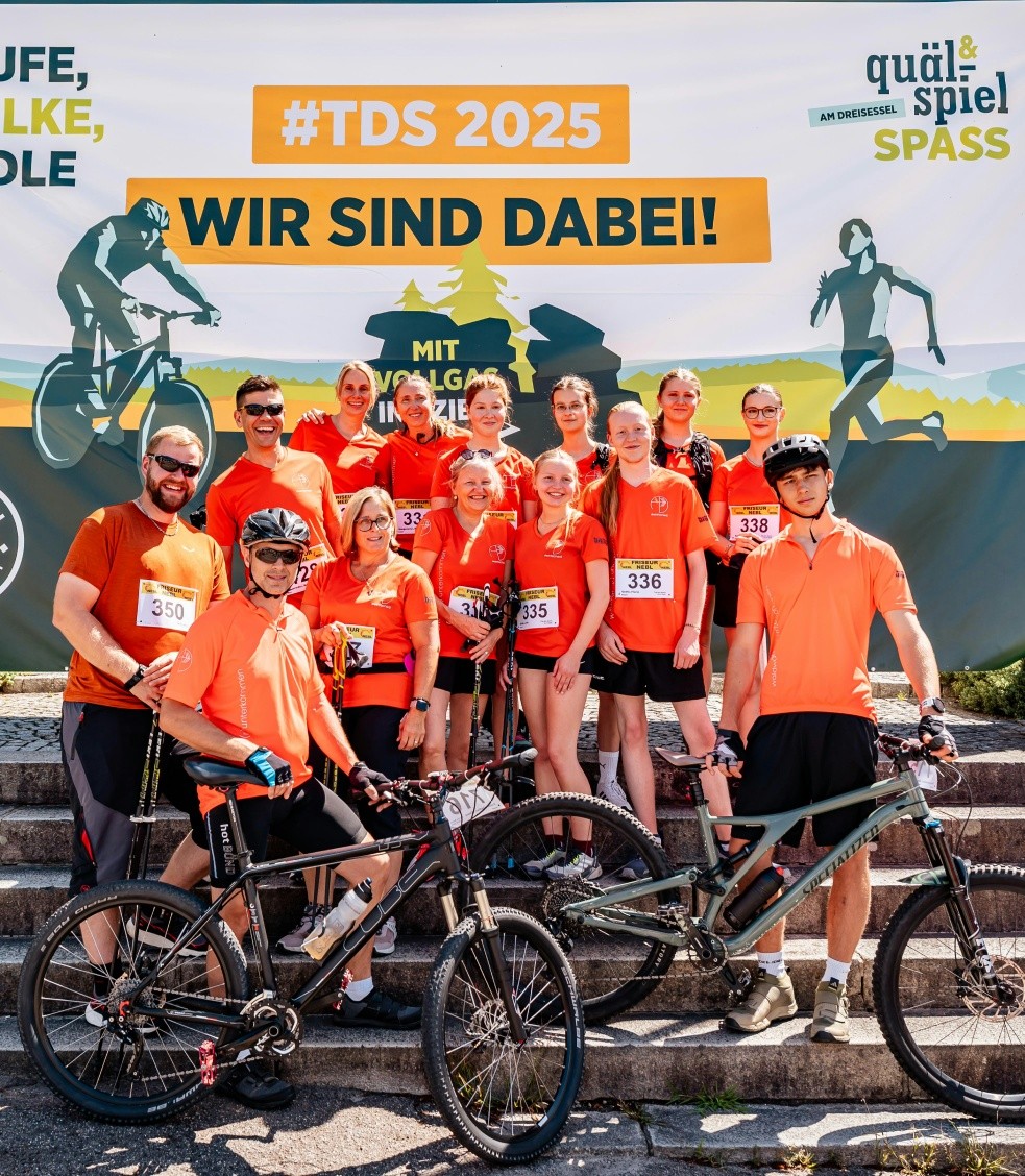 FOTOPOINT 2026 📸
Am Tag des Sports am 18.07. wartet auf euch wieder der Fotopoint 2026 🤩
👉🏼 Von 10:00 - 11:30 Uhr steht euch hier ein Fotograf zur Verfügung
Hier entstehen tolle Erinnerungen mit eurem Team, eurer Familie und vielen Bekannten, die gemeinsam mit euch den Quälspaß bewältigen wollen💯💪
Also: Bitte lächeln 📸😁 und tolle Erinnerungen vor dem Bergrennen festhalten 🔥
#tagdessports #quaelspass #quaelspassamdreisessel #dreisessel #dreisesselberg #neureichenau #gemeindeneureichenau #rad #laufen #walken #spielspass #kidsrace #fotopoint #fotograf #lachen