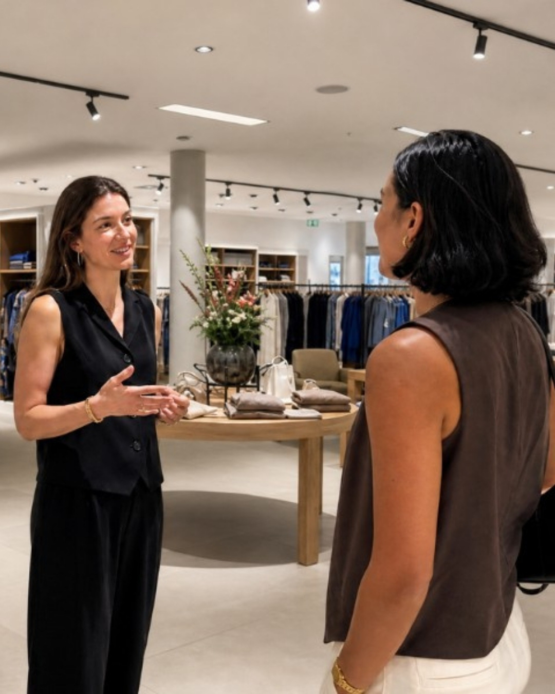 Was macht eine stimmige Business-Garderobe aus? Welche Materialien und Schnitte bewähren sich im Alltag? Und woran erkennt man zeitlose Qualität?
Unsere erfahrenen Stilberater:innen nehmen sich die Zeit, Sie kennenzulernen - Ihre Vorlieben, Ihren Alltag, Ihre Ansprüche. Gemeinsam entwickeln wir eine Garderobe, die nicht nur gut sitzt, sondern auch Ihre Persönlichkeit widerspiegelt. Ob fürs Office, besondere Anlässe oder Freizeit: Wir begleiten Sie bei der Auswahl - persönlich, typgerecht und mit Blick für das Wesentliche.
#silbermannfashion #dresden #modeberatung #stil