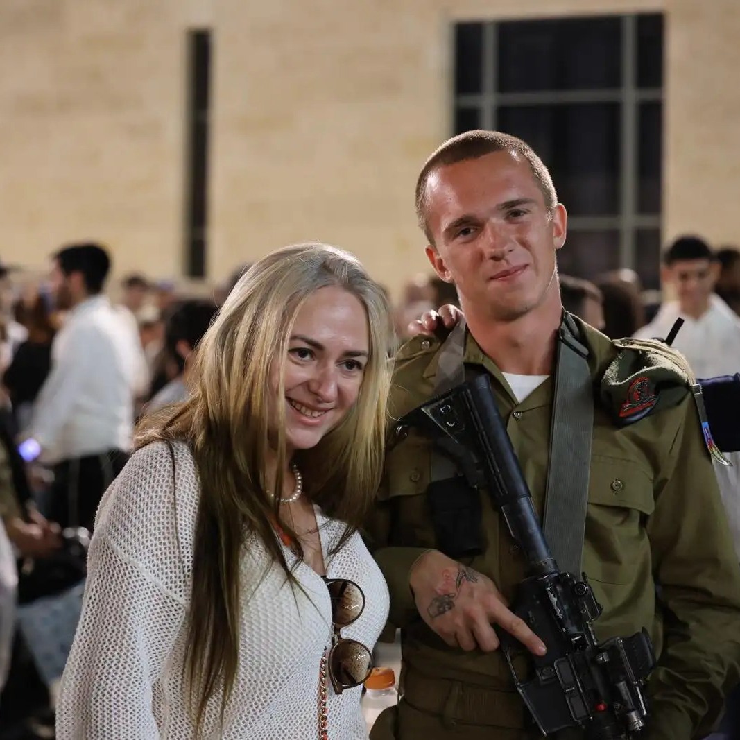  כשסמ״ר מיכאל טיוקין ז״ל, לוחם סיירת גבעתי ובן יחיד לאימו קטיה, נפל בלבנון, ידענו שאסור לה להישאר לבד. ידענו שזה המעט שאנחנו יכולים לעשות עבורה ולזכרו של מיכאל.
מיכאל ז״ל עלה מאוקראינה עם אימו, ושניהם בנו כאן את חייהם כמעט לבד. כבן יחיד לאם חד הורית הוא לא היה חייב לשרת כלוחם, אבל התעקש להגיע לסיירת גבעתי ולשרת מתוך תחושת שליחות ואהבת הארץ. כשנפל, קטיה איבדה לא רק את בנה היחיד, אלא גם את מי שהיה המשענת שלה בכל.
היינו שם מהרגע הראשון, כבר בלוויה. לא רצינו שקטיה תעמוד שם לבד, וקראנו לשועלים ולציבור הרחב להגיע. אלפים נענו לקריאה, חלקו למיכאל כבוד אחרון ועטפו את קטיה. אבל זה לא יכל להיגמר כאן.
היינו לצידה של קטיה לאורך ימי השבעה, תמכנו, חיבקנו וליווינו. במקביל, חשבנו איתה גם על היום שאחרי והובלנו יחד את קמפיין ״הצוואה של מיכאל״. במסגרת הקמפיין הצלחנו לגייס למעלה מחצי מיליון ש״ח, שיסייעו לבנות מעטפת תמיכה ושיקום ארוכת טווח עבור קטיה.
עמותת השועל לא כאן רק בשביל השועלים, אלא גם בשביל המשפחות שלהם. ליווי המשפחות השכולות היא אחת המשימות החשובות ביותר בעשייה שלנו: ברגעים הראשונים, וגם הרבה אחריהם. כי ככה זה במשפחה.
קטיה, אנחנו איתך. תמיד. ממשיכים לזכור את מיכאל, להנציח את דרכו ולשאת איתנו את המורשת שלו.