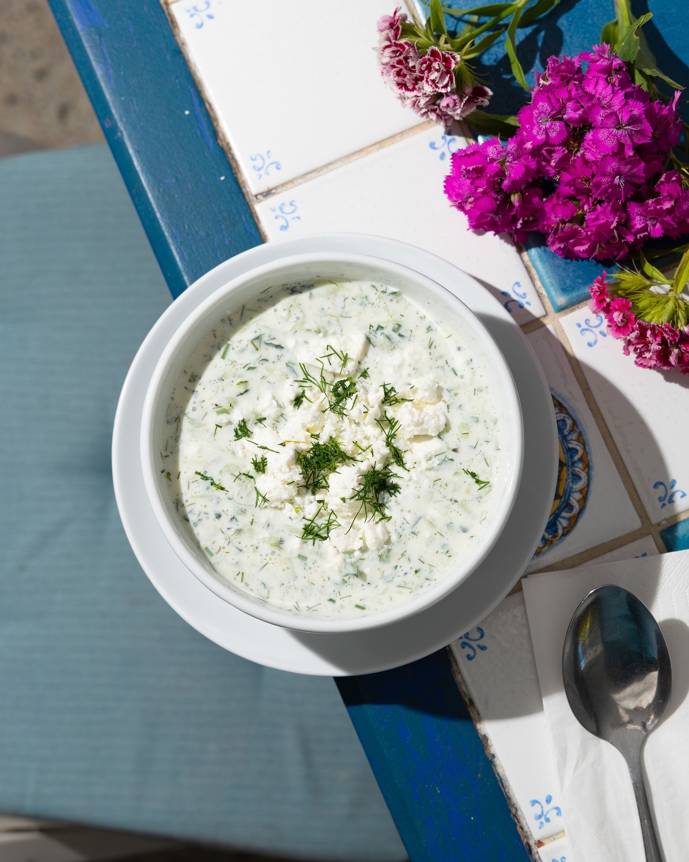 Upały dają się we znaki, a mamy na to odpowiedź!
W tym tygodniu na lunch chłodnik z ogórkiem, fetą i koperkiem. Orzeźwiający, chłodny, dokładnie taki, jakiego potrzeba w taki dzień.
Lunch w godzinach 12:00–16:00. Zapraszamy do Santorini 🇬🇷