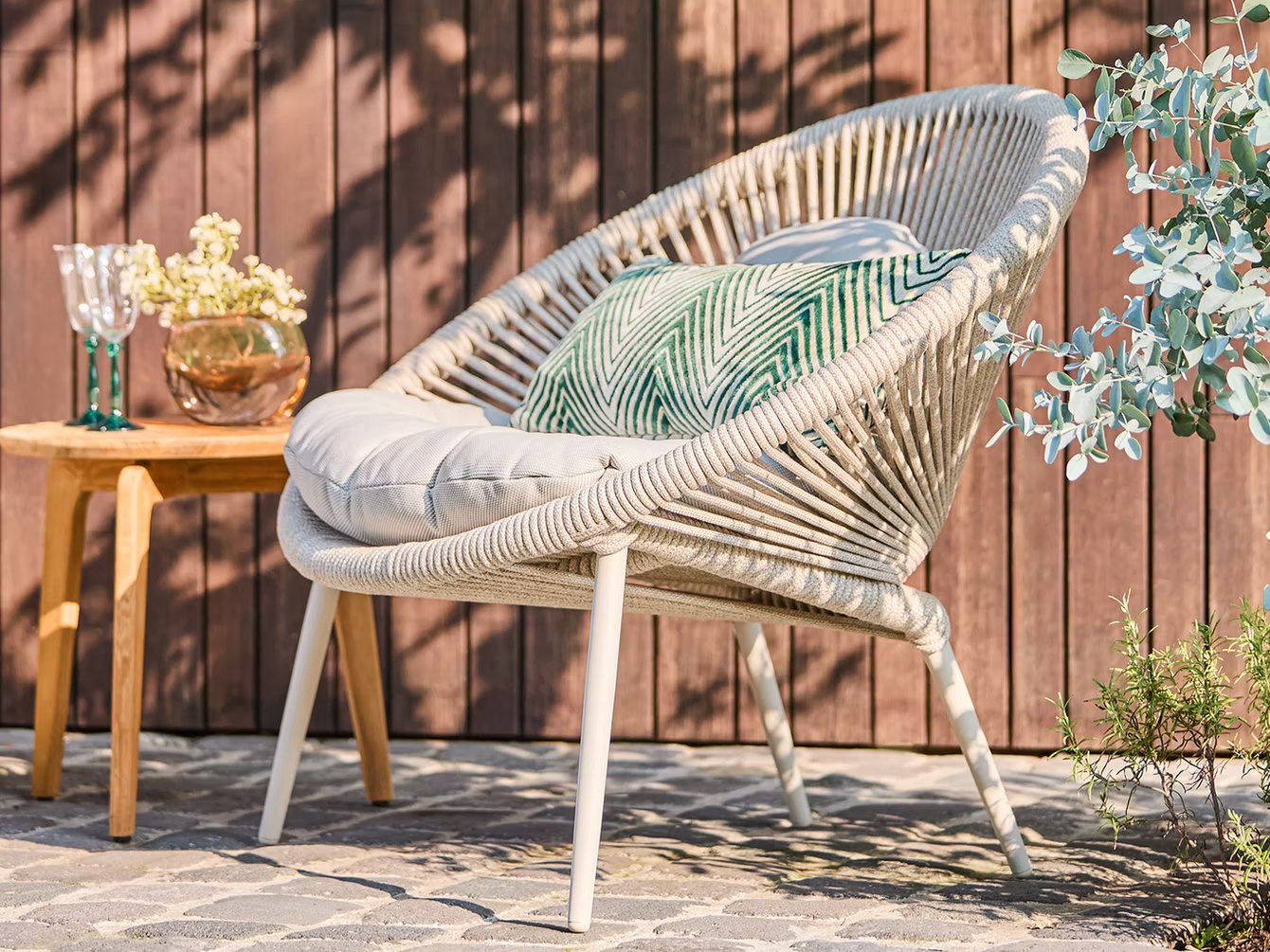 Niektoré kreslá sú určené na sedenie. SUNS Prato je určené na zážitok.
**Záhradné lounge kreslo SUNS Prato** je ikonický dizajnový kúsok, ktorý okamžite pritiahne pozornosť. Organické tvary, výrazný výplet a hlboké pohodlné sedenie vytvárajú dokonalú harmóniu elegancie a komfortu. Je to kreslo, ktoré premení každú terasu na štýlový architektonický priestor.
**Prato nie je len miesto na sedenie. Je to miesto, kam si sadnete... a nechcete odísť.**
Vyrobené je z odolnej **hliníkovej konštrukcie** a prémiového outdoorového lana, ktoré odoláva UV žiareniu, dažďu aj každodennému používaniu. Komfortné polstrovanie zabezpečuje pohodlie porovnateľné s interiérovým nábytkom, pričom je navrhnuté na celoročné používanie v exteriéri.
✨ **Prečo si vybrať SUNS Prato?**
✔ Luxusné dizajnové záhradné kreslo
✔ Ikonický výplet a nadčasový vzhľad
✔ Hlboké a mimoriadne pohodlné lounge sedenie
✔ Odolná hliníková konštrukcia s dlhou životnosťou
✔ Prémiové outdoorové lano odolné voči poveternostným podmienkam
✔ Komfortné polstrovanie na každodenné používanie
✔ Ideálne na moderné terasy, k bazénom, do wellness aj architektonických projektov
✔ Celoročné použitie v exteriéri
Vytvorte si miesto, kde sa dizajn stretáva s dokonalým pohodlím.
👉 **Doplňte odkaz na produkt**
#LuxcoLiving #ZahradneKreslo #LuxusnaTerasa #OutdoorLiving #ZahradnyNabytok