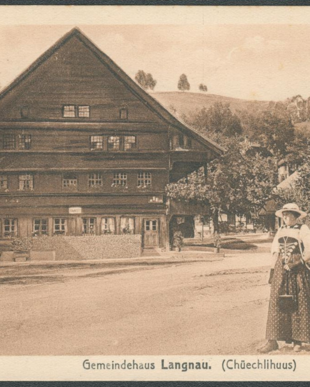 Komm mit ins Chüechlihus!
Das Emmental, wie wir es heute kennen, entstand nicht von heute auf morgen. Über Jahrhunderte prägten Landwirtschaft, Handel, Handwerk und politische Veränderungen die Region.
Die Menschen lebten lange in einer abgelegenen Landschaft, die erst gegen Ende des ersten Jahrtausends dauerhaft besiedelt wurde. Später veränderten die Reformation, der Bauernkrieg, wirtschaftliche Krisen und die Industrialisierung das Leben im Tal grundlegend. Viele Familien wanderten aus, andere fanden neue Erwerbsmöglichkeiten in Handel, Gewerbe oder Industrie.
Die Dauerausstellung im Chüechlihus erzählt diese Geschichte anhand von Menschen, Gegenständen und Räumen. Jeder Raum beleuchtet ein anderes Kapitel der Emmentaler Vergangenheit – von der Käseproduktion über die Leinenweberei bis zu den SCL Tigers.
In den kommenden Wochen nehmen wir dich mit auf einen Rundgang durchs Museum.
👉 Besuche das Chüechlihus und entdecke die Geschichte des Emmentals.
#Chüechlihus #Regionalmuseum #Langnau #Emmental #Geschichte #Museum #EinBlickInsChüechlihus