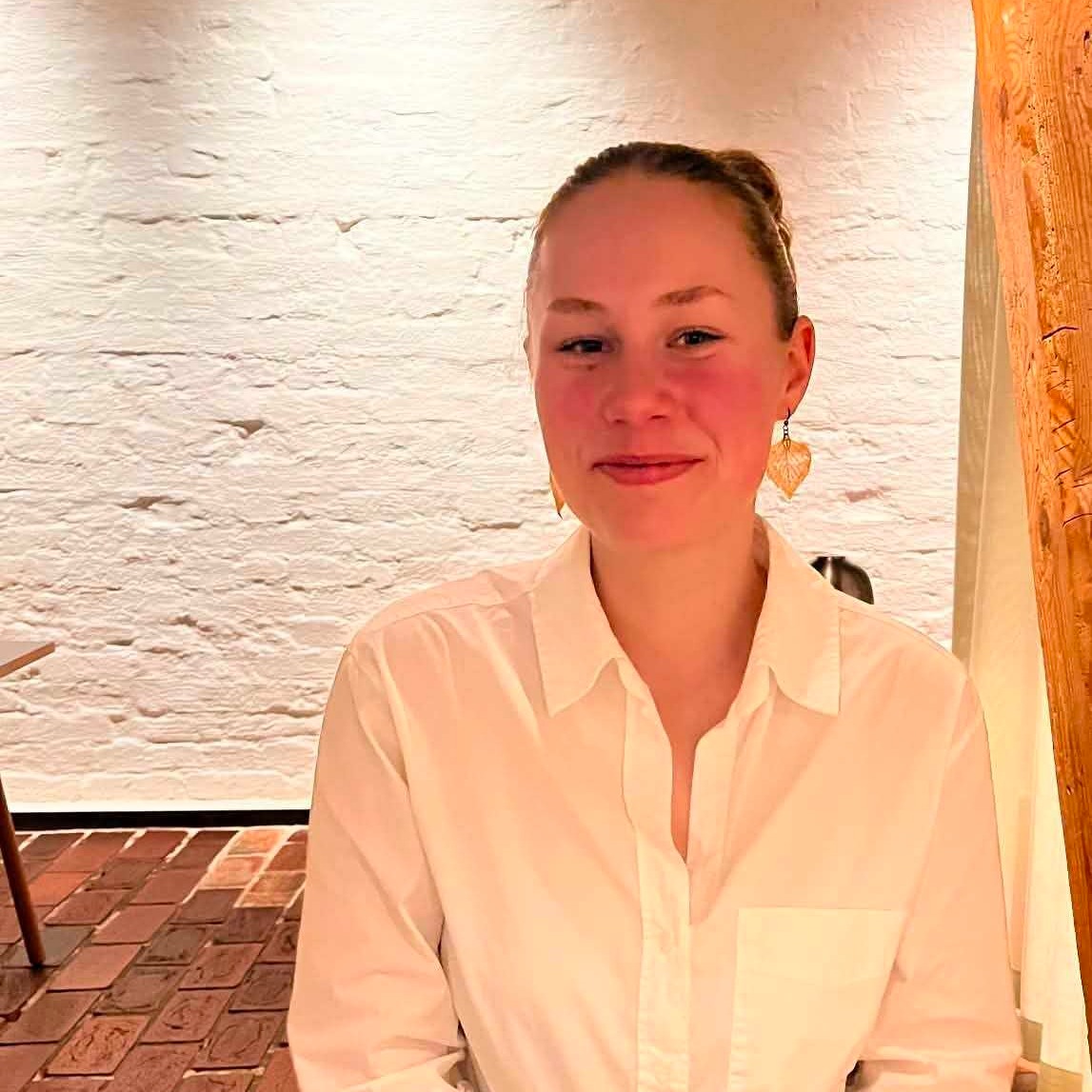 ”Det är alltid roligt att bli påmind om hur många olika sätt samma uppgift kan lösas på!”
Orden tillhör Alma Öhlin, en av våra fantastiska Hello World!-ledare som i sommar håller i vår lärarkurs tillsammans med Göteborgs universitet! 🏫
För sjätte året i rad kör vi kursen, och i år välkomnar vi ett rekordstort gäng på hela 48 registrerade studenter! 🎓
Kursen bjuder på massor av kreativitet där lärarna får bygga egna spel och koppla det till läroplanen. Alma ser särskilt fram emot slutprojekten:
”Vad de väljer att göra och hur de väljer att koppla uppgiften till läroplanen är otroligt inspirerande att se.”
Vi tror stenhårt på att den bästa investeringen vi kan göra för nästa generation är att stärka Sveriges lärare. Med 48 nya ambassadörer ute i skolorna efter sommaren ser vi till att ännu fler barn, oavsett bakgrund, får testa på digitalt skapande och STEM! 🚀
Tillsammans bygger vi framtidens digitala skapare! 🌍💻
